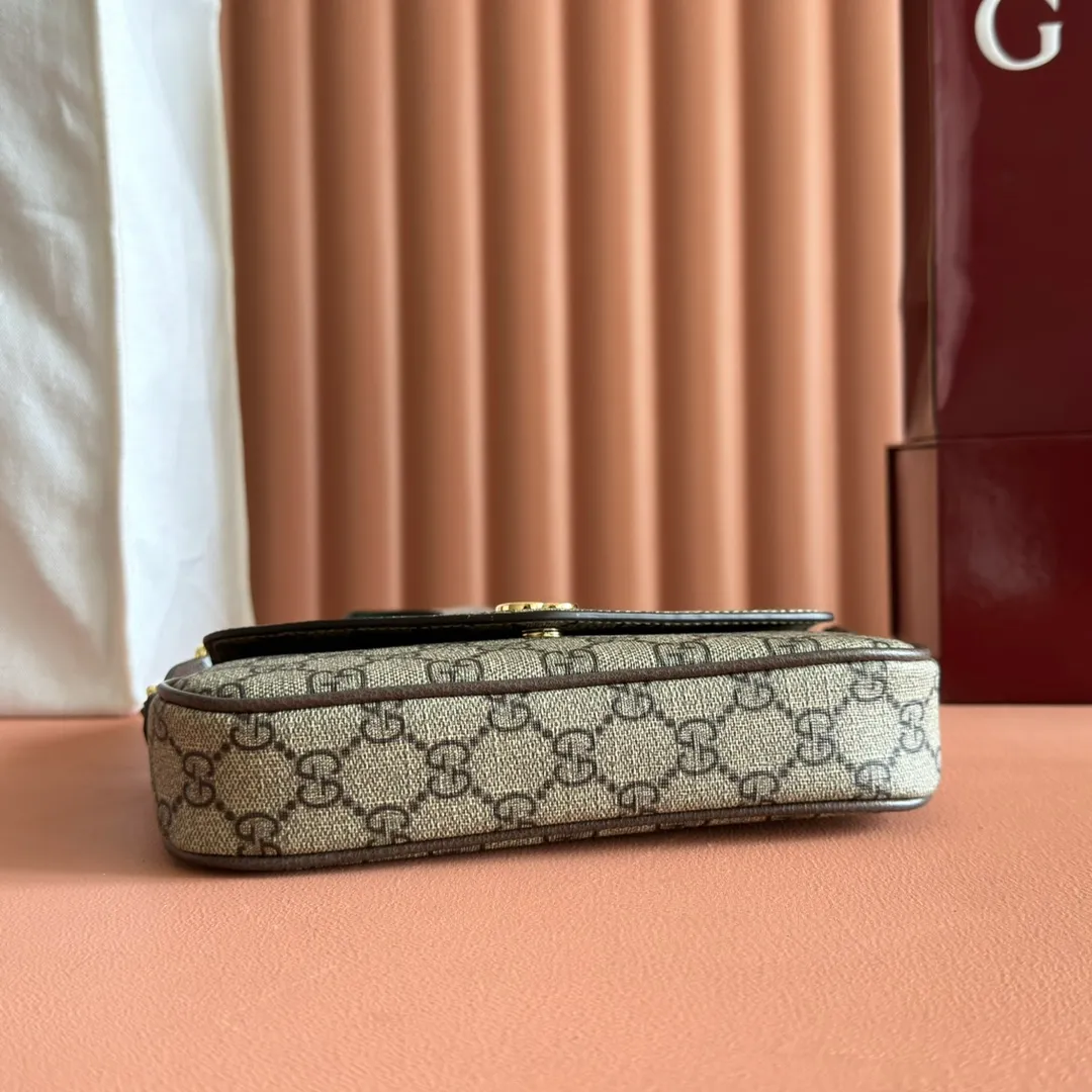 p900🔥🔥🔥[Original leather - equipped with counter packaging] The GUCCI Ophidia series continues to grow and develop, and a variety of unique shapes and materials will be launched every season. Crafted in beige and ebony GG Supreme canvas, this mini bag features Double G hardware and a webbing shoulder strap. Model 764961 is made of counter-quality imported cowhide and matched with genuine open-plate copper hardware. Dimensions-13x22x4cm