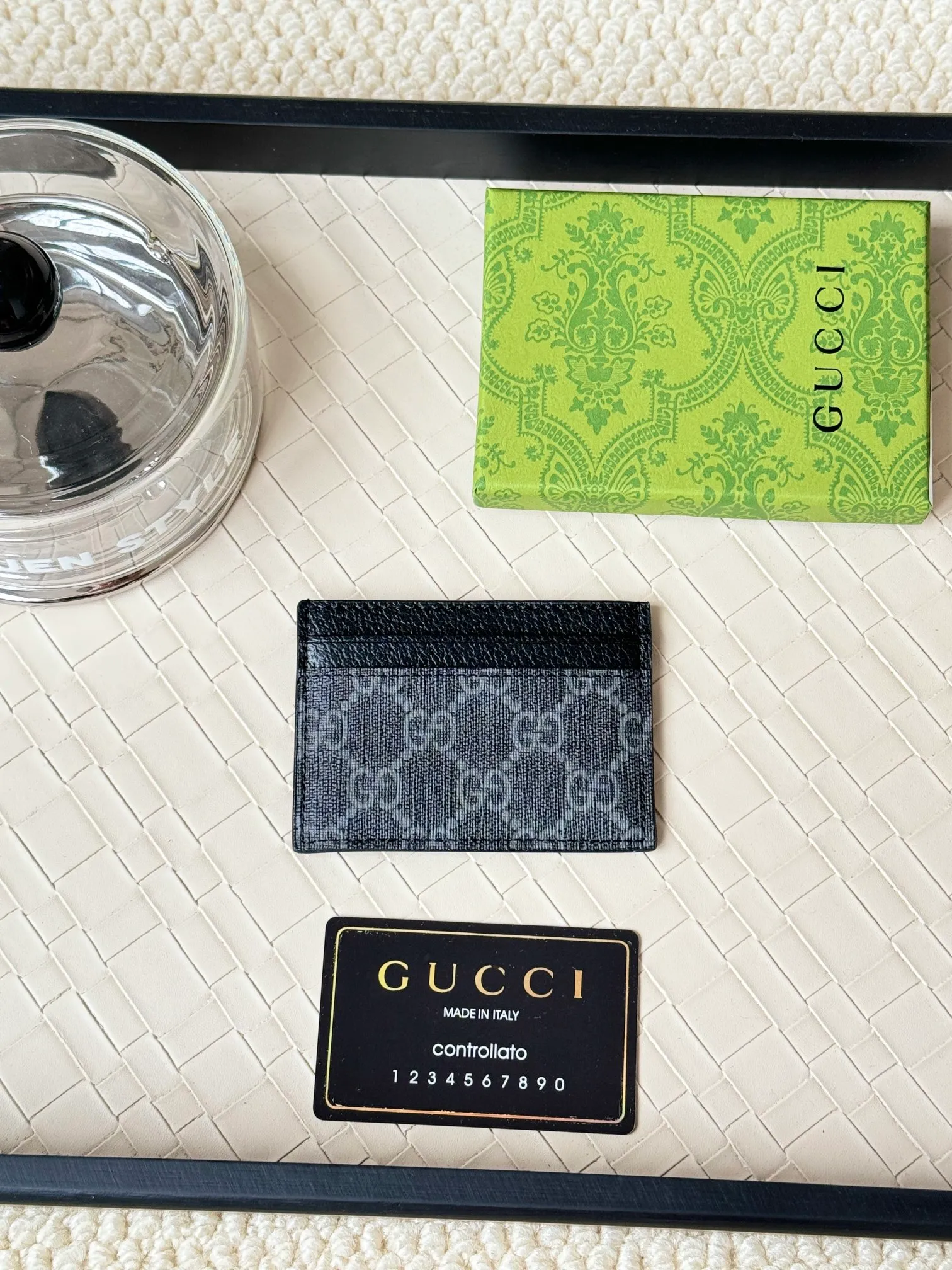 💰100 Gucci card uses a two-tone design full of contrasting beauty to make the GG logo embellished on the bag shine. The fabric is black GG, and the lining is made of contrasting cowhide. It is made of black GG Supreme canvas with dark gray ceramic effect double G. Size: 11x 7cm Model: 768248