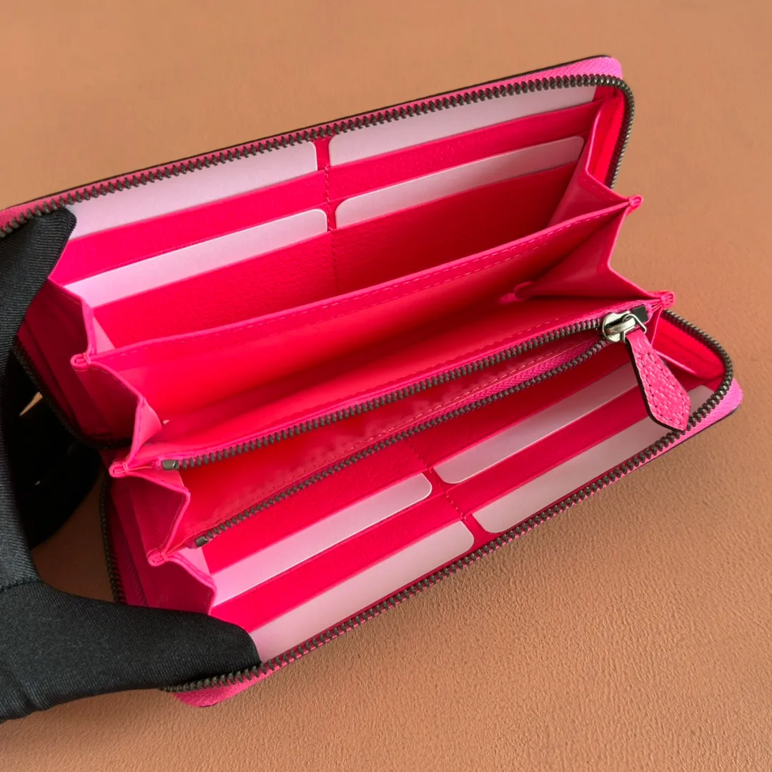 p480. 💋💋"With full set of original counter packaging"💋[New Product] In the 2025 early autumn series, Chinese artist Currynew reinterprets the brand logo, adding color to men's ready-to-wear, leather goods and accessories. This full-zip wallet is crafted from coated fabric with the classic GG monogram pattern, cleverly integrated with Gucci prints and contrasting leather piping, making the entire design richer. Beige and dark brown classic GG monogram coated fabric Emerald green leather trim Gucci print Currynew artwork Moiré fabric lining Interior: 12 card compartments, 3 open bill pockets and 1 zip pocket Zipper closure Ident: 835324. Dimensions: 19cm (width) x 10.5cm (height) x 2.5cm (thickness) Color: brown gel/fluorescent powder. Made in Italy