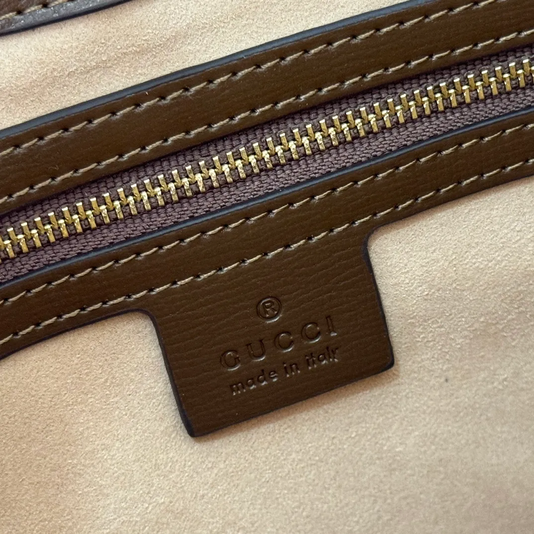 p1160. 📣📣📣 [Original leather accessories 🌈 Equipped with full counter packaging] 🔥🔥4040 catwalk style vintage armpit bag jackie, it is predicted that it will be a popular one after the 1955 series. Many celebrities can't put it down, and their upper body is also super fashionable. Jackie was successfully defeated by the counter and appeared on the 2020 GUCC! The show generated a lot of discussion. This is the favorite bag of the former first lady of the United States, Jacqueline. In the 1960s and 1970s, she liked to carry Jackie handbags of different textures in public. This bag with a rather retro appearance is in line with the current two major trends of vintage and armpit bags. The conflict between old and fashionable is a wonderful existence. Style number: 636706, dimensions: width 28x height 19x side width 4.5.