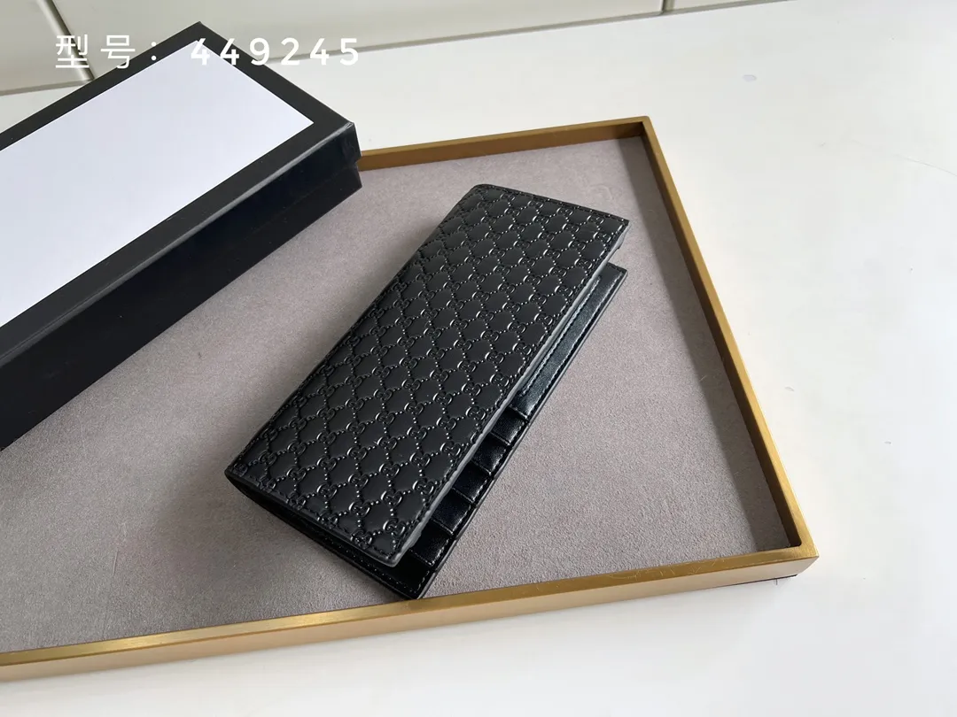 💰140 Top original version💎 GG small G embossed # Guccissima GG printed cowhide suit clip bi-fold wallet black suit clip looks slimmer but contains a lot of cards. You can fit as many as you want. There are 13 card slots, two big banknote compartments and a photo frame~ If you are giving a male ticket, remember to put your photo in it:) The most important thing is the classic GG print. Model: 307774 /449245 Size: 17.5*9cm