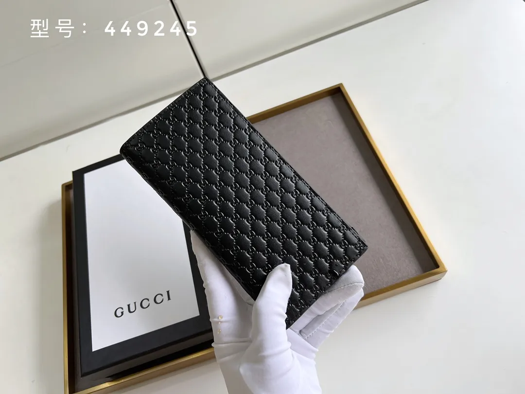 💰140 Top original version💎 GG small G embossed # Guccissima GG printed cowhide suit clip bi-fold wallet black suit clip looks slimmer but contains a lot of cards. You can fit as many as you want. There are 13 card slots, two big banknote compartments and a photo frame~ If you are giving a male ticket, remember to put your photo in it:) The most important thing is the classic GG print. Model: 307774 /449245 Size: 17.5*9cm