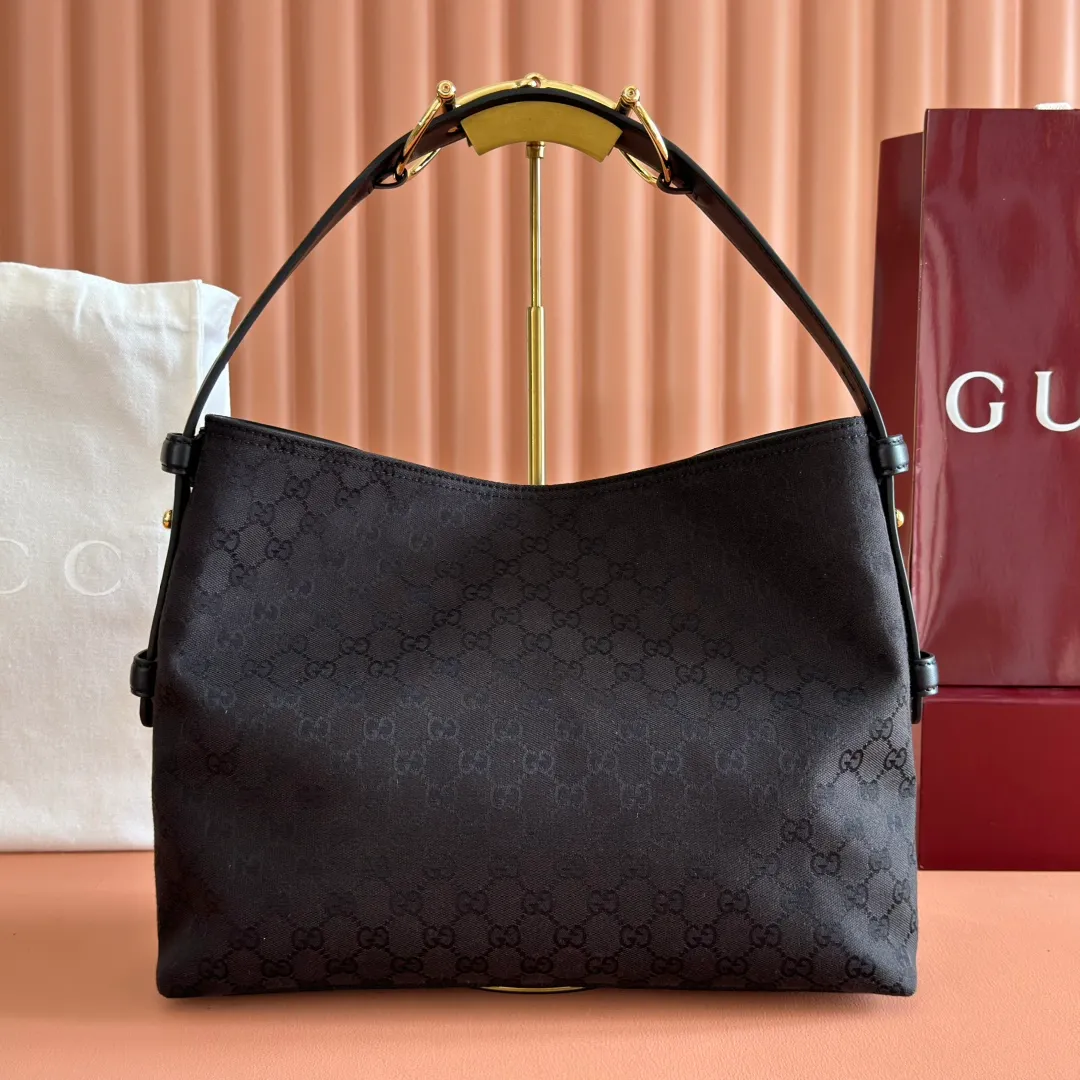p1240. 💋💋💋【With full set of original counter packaging】2025 autumn and winter series, Gucci Beatrix series handbags adopt a casual silhouette, and the shoulder straps are decorated with iconic horsebit details to further enhance the fashion sense. Gold-toned accessories add to the sophisticated elegance of the design, and an interior zippered pocket keeps your belongings securely stored. Combining elegance and functionality, it easily accommodates daily essentials. Black soft glossy calfskin. Gold-tone hardware. Black cotton and linen blend lining. Horsebit detail on shoulder strap. Interior: Zip pocket. Shoulder strap: 21 cm high; 85 cm long. Ident: 850926. Dimensions: 35cm (width) x 27.5cm (height) x 11cm (depth) Weight: approx. 0.7kg Color: gram cloth. Made in Italy