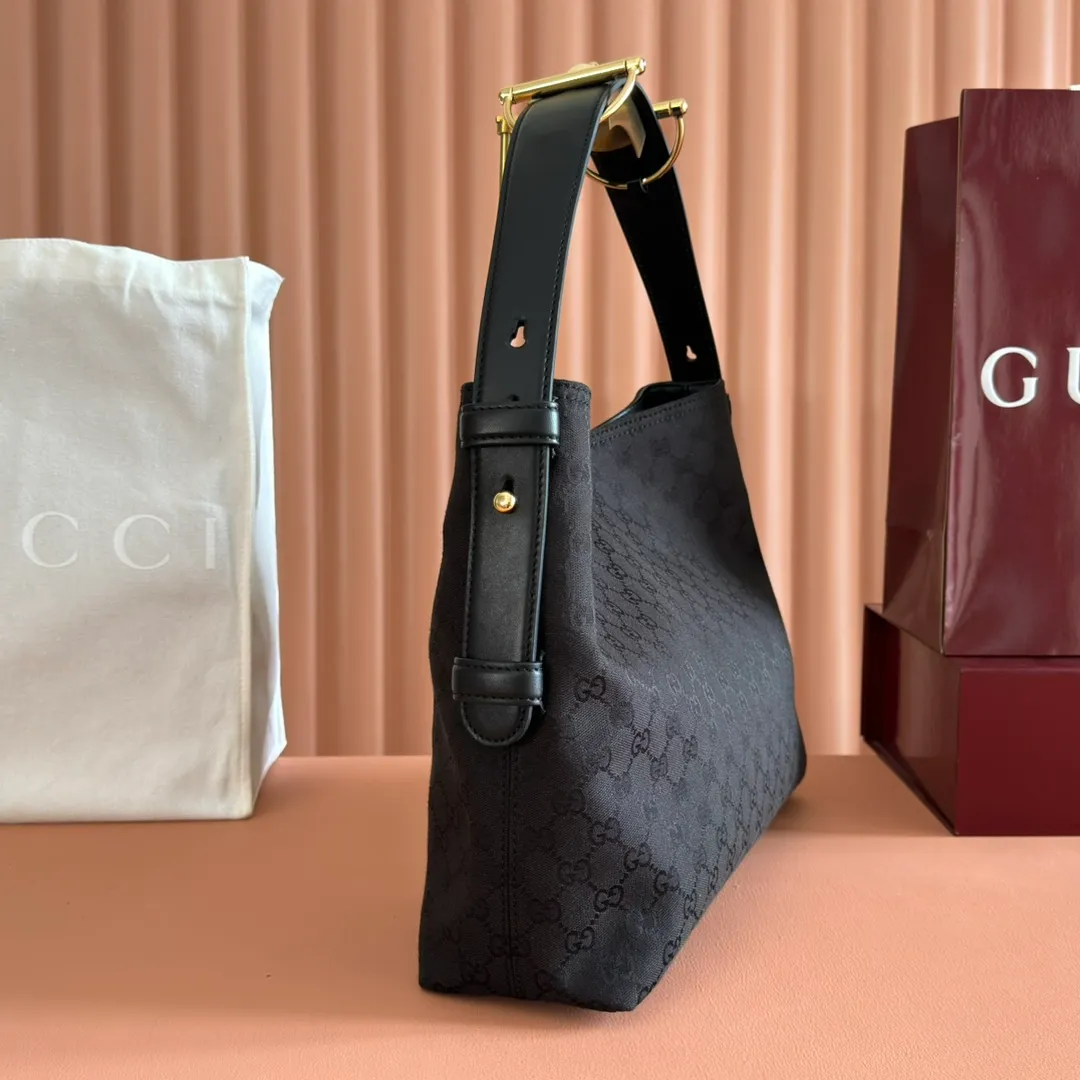 p1240. 💋💋💋【With full set of original counter packaging】2025 autumn and winter series, Gucci Beatrix series handbags adopt a casual silhouette, and the shoulder straps are decorated with iconic horsebit details to further enhance the fashion sense. Gold-toned accessories add to the sophisticated elegance of the design, and an interior zippered pocket keeps your belongings securely stored. Combining elegance and functionality, it easily accommodates daily essentials. Black soft glossy calfskin. Gold-tone hardware. Black cotton and linen blend lining. Horsebit detail on shoulder strap. Interior: Zip pocket. Shoulder strap: 21 cm high; 85 cm long. Ident: 850926. Dimensions: 35cm (width) x 27.5cm (height) x 11cm (depth) Weight: approx. 0.7kg Color: gram cloth. Made in Italy