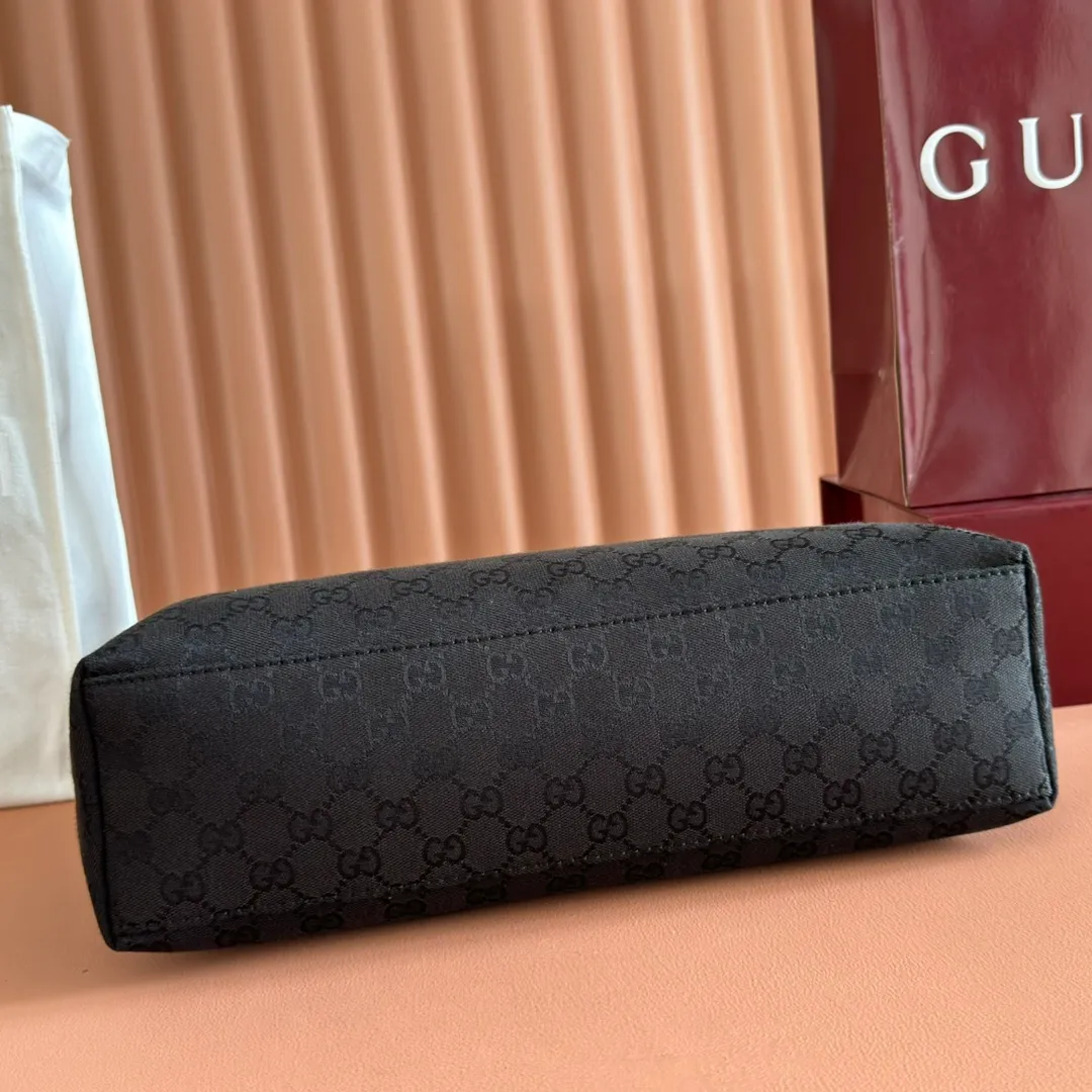 p1240. 💋💋💋【With full set of original counter packaging】2025 autumn and winter series, Gucci Beatrix series handbags adopt a casual silhouette, and the shoulder straps are decorated with iconic horsebit details to further enhance the fashion sense. Gold-toned accessories add to the sophisticated elegance of the design, and an interior zippered pocket keeps your belongings securely stored. Combining elegance and functionality, it easily accommodates daily essentials. Black soft glossy calfskin. Gold-tone hardware. Black cotton and linen blend lining. Horsebit detail on shoulder strap. Interior: Zip pocket. Shoulder strap: 21 cm high; 85 cm long. Ident: 850926. Dimensions: 35cm (width) x 27.5cm (height) x 11cm (depth) Weight: approx. 0.7kg Color: gram cloth. Made in Italy
