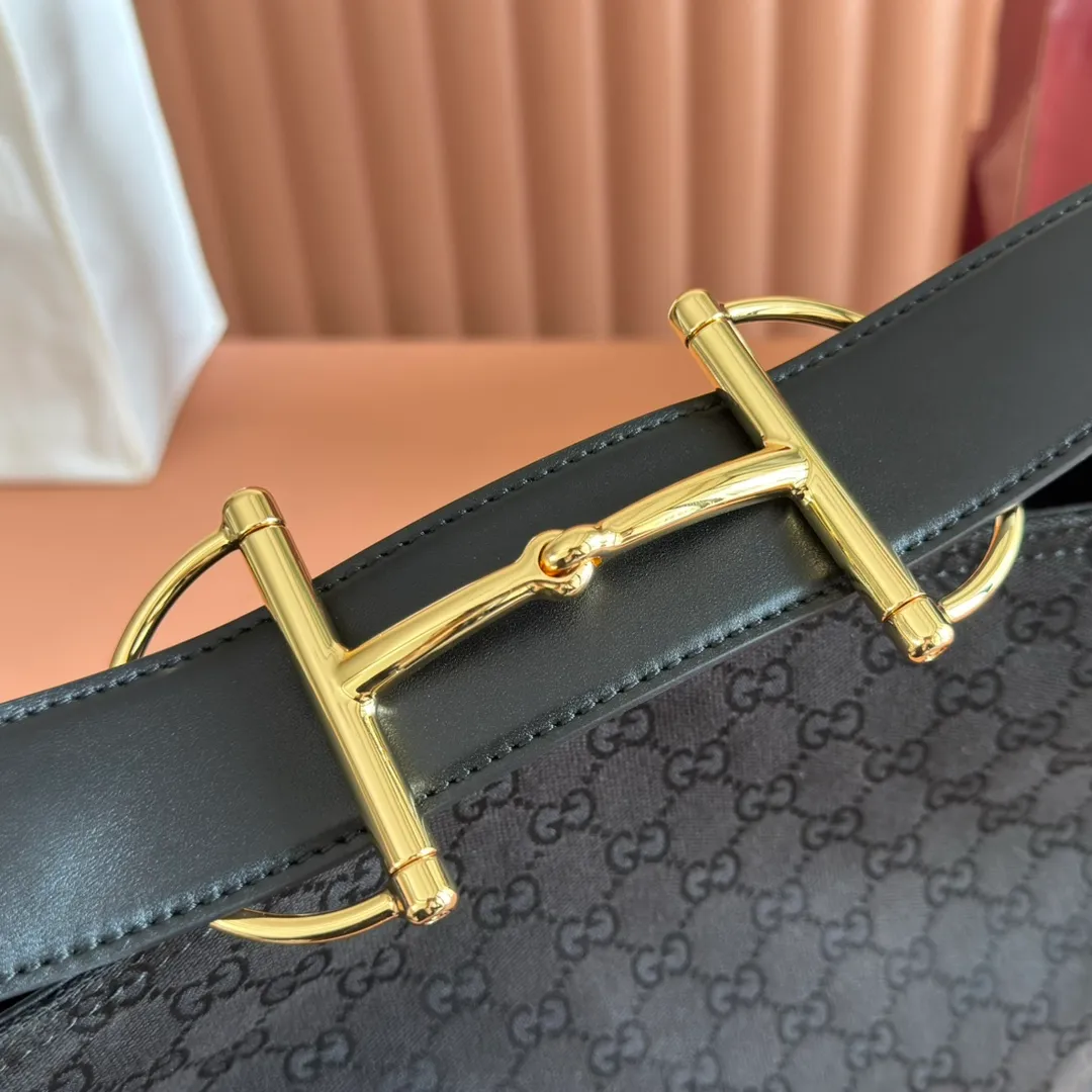 p1240. 💋💋💋【With full set of original counter packaging】2025 autumn and winter series, Gucci Beatrix series handbags adopt a casual silhouette, and the shoulder straps are decorated with iconic horsebit details to further enhance the fashion sense. Gold-toned accessories add to the sophisticated elegance of the design, and an interior zippered pocket keeps your belongings securely stored. Combining elegance and functionality, it easily accommodates daily essentials. Black soft glossy calfskin. Gold-tone hardware. Black cotton and linen blend lining. Horsebit detail on shoulder strap. Interior: Zip pocket. Shoulder strap: 21 cm high; 85 cm long. Ident: 850926. Dimensions: 35cm (width) x 27.5cm (height) x 11cm (depth) Weight: approx. 0.7kg Color: gram cloth. Made in Italy