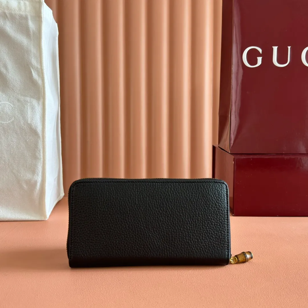 p520. 💋💋💋"With full original packaging" GG Marmont series long clip. This GG Marmont series wallet is made of classic and durable black leather, adding another classic to the "Aria-Fashion Aria" series. The Double G accessory originates from the belt buckle design of the 1970s, and is reinterpreted on this wallet in tone-on-tone resin. The classic design is combined with a monochromatic color scheme to highlight the modern fashion style. Model: 739499. Size: 19.5*11*3cm. Color: black/original leather.