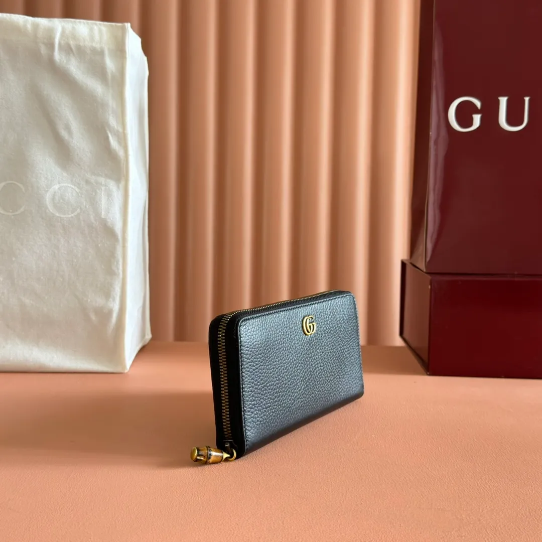 p520. 💋💋💋"With full original packaging" GG Marmont series long clip. This GG Marmont series wallet is made of classic and durable black leather, adding another classic to the "Aria-Fashion Aria" series. The Double G accessory originates from the belt buckle design of the 1970s, and is reinterpreted on this wallet in tone-on-tone resin. The classic design is combined with a monochromatic color scheme to highlight the modern fashion style. Model: 739499. Size: 19.5*11*3cm. Color: black/original leather.