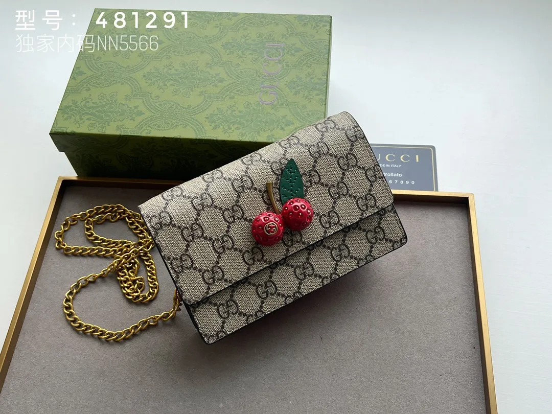 💰230 top original version💎 🇭🇺🇭🇺Gucci Garden souvenir ~ Midsummer [Sun] "Cherry" series new style! 🍒🍒A three-dimensional cherry accessory, inlaid with crystals and standing GG logo🍒🍒Made of imported PVC with top-grade original leather🍒🍒It comes with a Gucci logo keychain, the chain is removable, and can be used as a handbag, suitable for various occasions, the source of sweet fashion. Model: 481291 Cherry Size: 16.5x10x4.5
