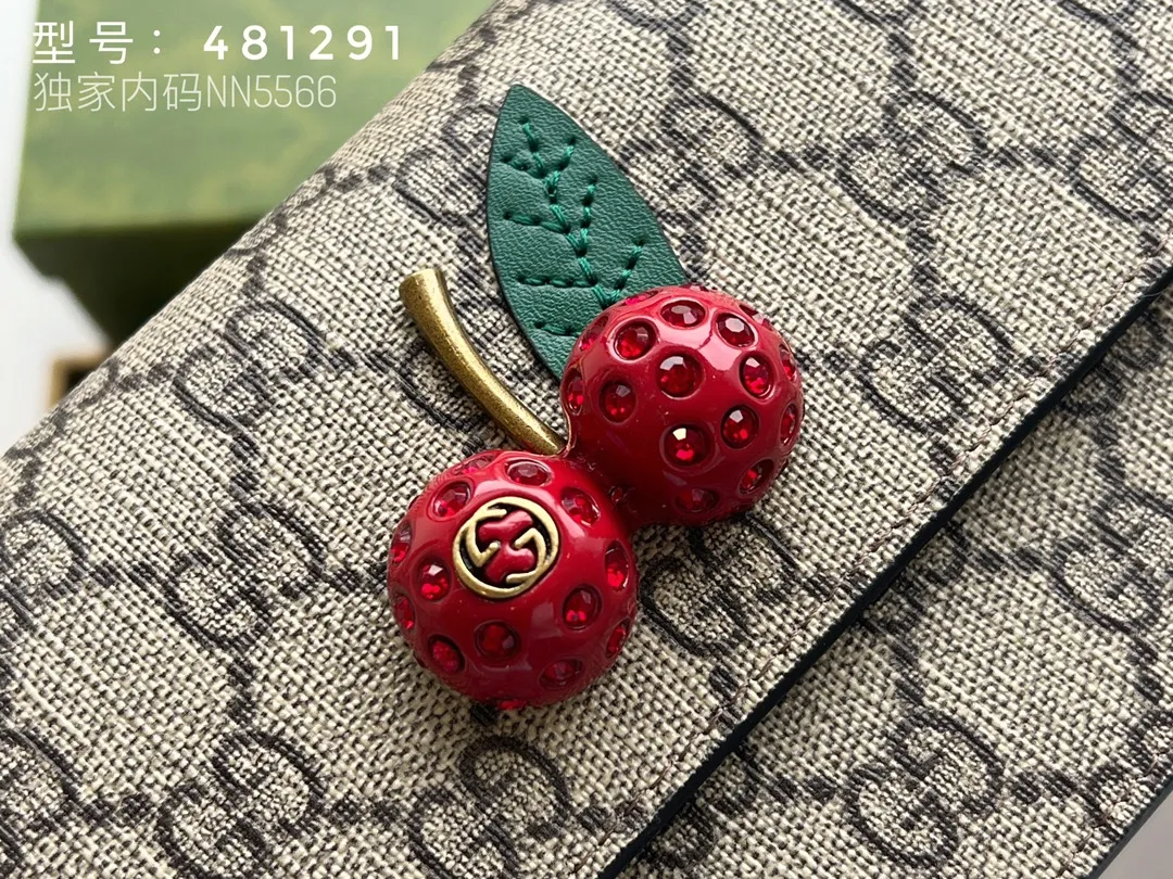 💰230 top original version💎 🇭🇺🇭🇺Gucci Garden souvenir ~ Midsummer [Sun] "Cherry" series new style! 🍒🍒A three-dimensional cherry accessory, inlaid with crystals and standing GG logo🍒🍒Made of imported PVC with top-grade original leather🍒🍒It comes with a Gucci logo keychain, the chain is removable, and can be used as a handbag, suitable for various occasions, the source of sweet fashion. Model: 481291 Cherry Size: 16.5x10x4.5