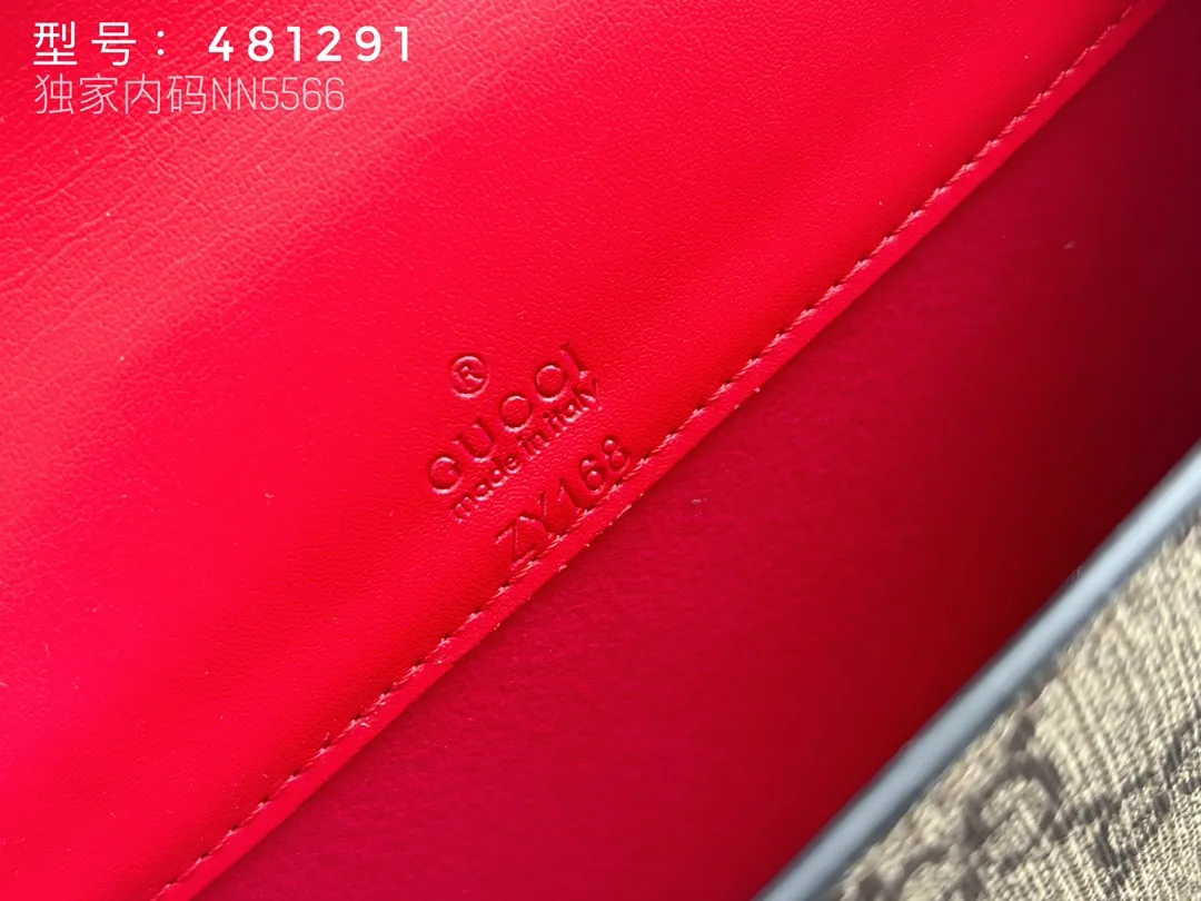 💰230 top original version💎 🇭🇺🇭🇺Gucci Garden souvenir ~ Midsummer [Sun] "Cherry" series new style! 🍒🍒A three-dimensional cherry accessory, inlaid with crystals and standing GG logo🍒🍒Made of imported PVC with top-grade original leather🍒🍒It comes with a Gucci logo keychain, the chain is removable, and can be used as a handbag, suitable for various occasions, the source of sweet fashion. Model: 481291 Cherry Size: 16.5x10x4.5