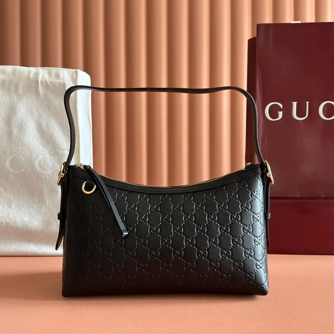 p1140. 💋💋💋"With full set of original counter packaging" [New Product] 2025 Autumn and Winter Series, the GG Emblem series reinterprets the brand's timeless elegance and exquisite craftsmanship. This shoulder bag is crafted from GG embossed leather, showing off its exquisite texture. Gucci Rosso Ancora GG printed embossed leather Light gold tone accessories Gucci Rosso Ancora cotton lining The bag pictured is sold separately and does not come with the bag charm. Interior: Zippered pocket Adjustable leather shoulder strap: Height: 16 cm - 26 cm; Length: 72 cm Zipper closure Ident: 847449. Dimensions: 30cm (W) x 19cm (H) x 11cm (D) Weight: Approx. 0.45kg Colour: Black embossed. Made in Italy