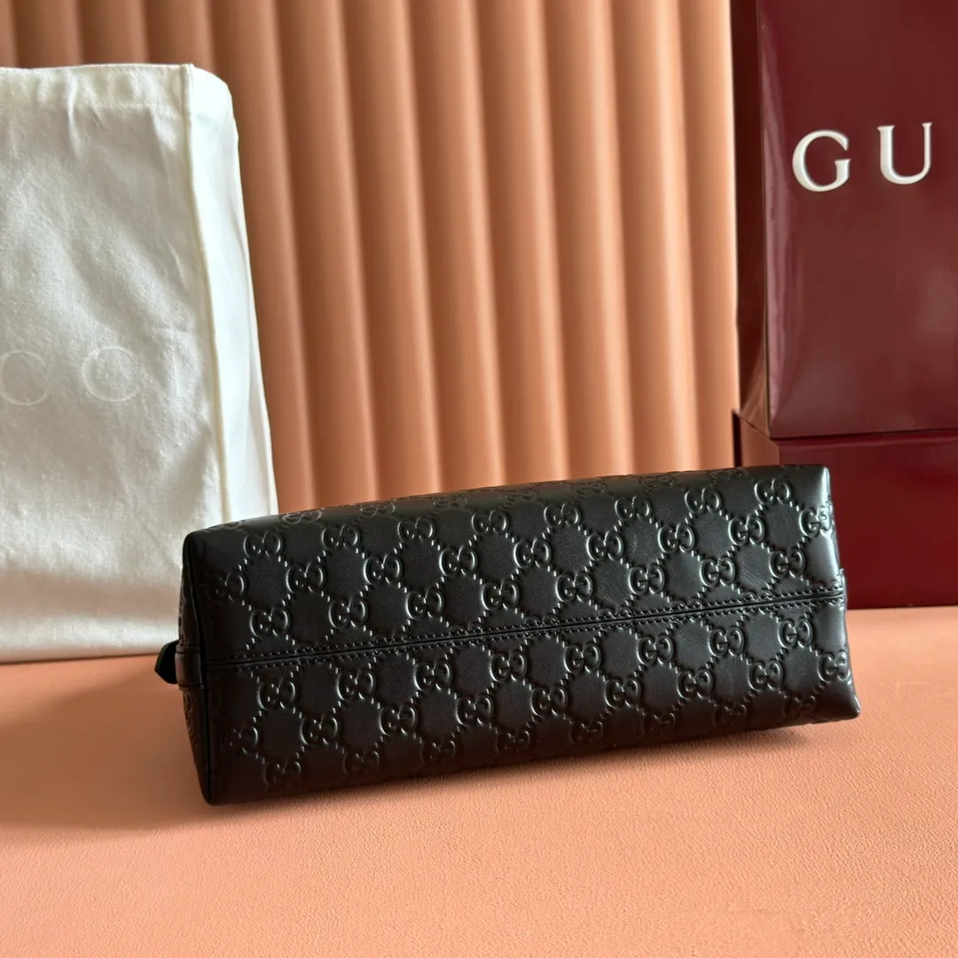 p1140. 💋💋💋"With full set of original counter packaging" [New Product] 2025 Autumn and Winter Series, the GG Emblem series reinterprets the brand's timeless elegance and exquisite craftsmanship. This shoulder bag is crafted from GG embossed leather, showing off its exquisite texture. Gucci Rosso Ancora GG printed embossed leather Light gold tone accessories Gucci Rosso Ancora cotton lining The bag pictured is sold separately and does not come with the bag charm. Interior: Zippered pocket Adjustable leather shoulder strap: Height: 16 cm - 26 cm; Length: 72 cm Zipper closure Ident: 847449. Dimensions: 30cm (W) x 19cm (H) x 11cm (D) Weight: Approx. 0.45kg Colour: Black embossed. Made in Italy