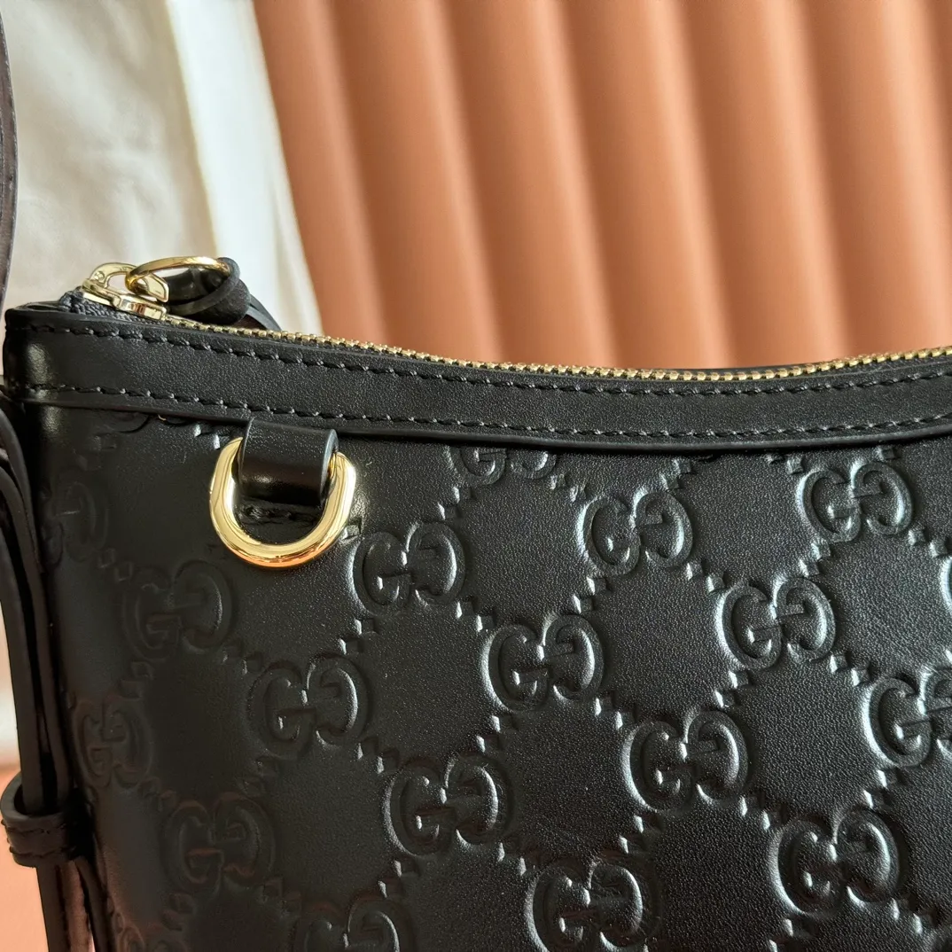 p1140. 💋💋💋"With full set of original counter packaging" [New Product] 2025 Autumn and Winter Series, the GG Emblem series reinterprets the brand's timeless elegance and exquisite craftsmanship. This shoulder bag is crafted from GG embossed leather, showing off its exquisite texture. Gucci Rosso Ancora GG printed embossed leather Light gold tone accessories Gucci Rosso Ancora cotton lining The bag pictured is sold separately and does not come with the bag charm. Interior: Zippered pocket Adjustable leather shoulder strap: Height: 16 cm - 26 cm; Length: 72 cm Zipper closure Ident: 847449. Dimensions: 30cm (W) x 19cm (H) x 11cm (D) Weight: Approx. 0.45kg Colour: Black embossed. Made in Italy