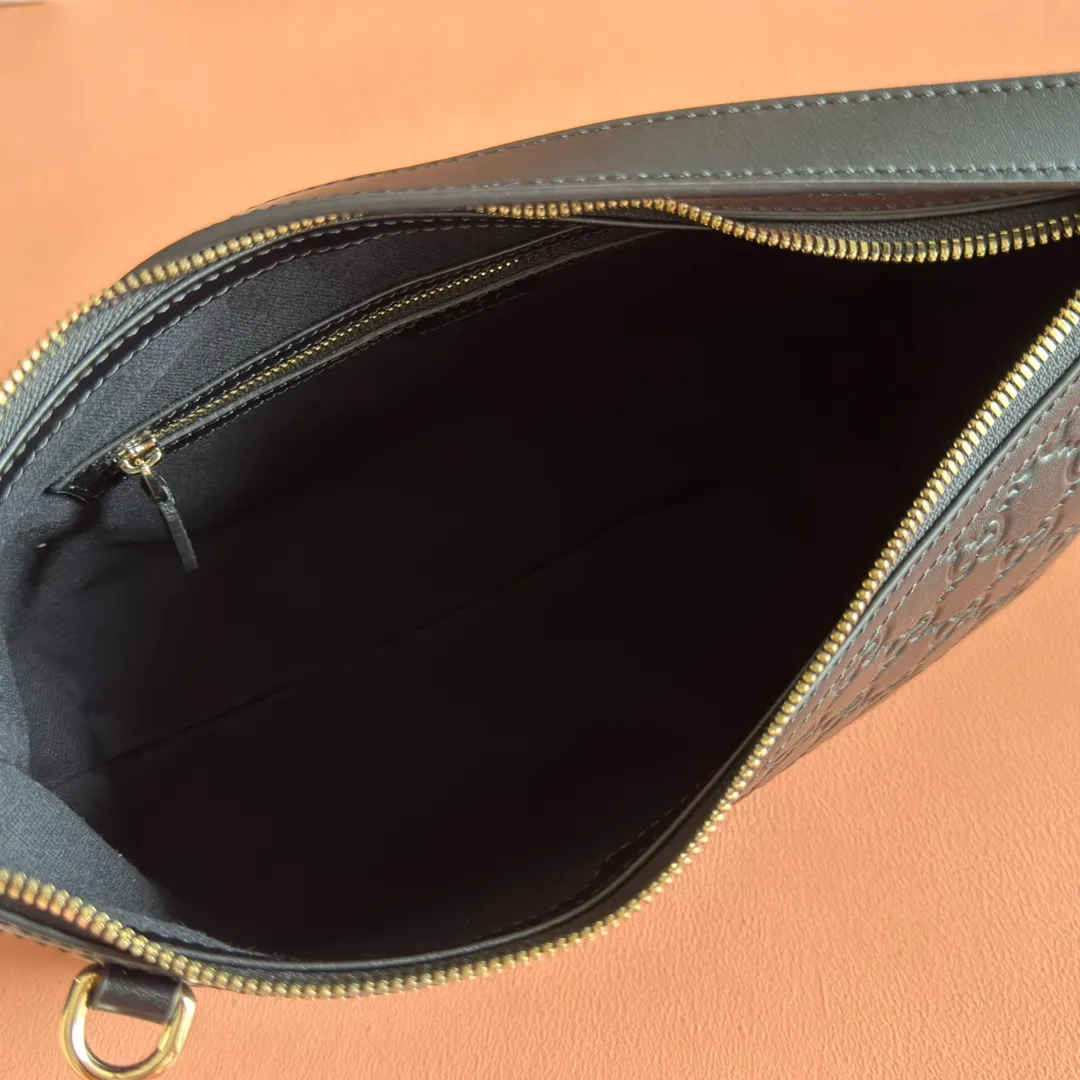 p1140. 💋💋💋"With full set of original counter packaging" [New Product] 2025 Autumn and Winter Series, the GG Emblem series reinterprets the brand's timeless elegance and exquisite craftsmanship. This shoulder bag is crafted from GG embossed leather, showing off its exquisite texture. Gucci Rosso Ancora GG printed embossed leather Light gold tone accessories Gucci Rosso Ancora cotton lining The bag pictured is sold separately and does not come with the bag charm. Interior: Zippered pocket Adjustable leather shoulder strap: Height: 16 cm - 26 cm; Length: 72 cm Zipper closure Ident: 847449. Dimensions: 30cm (W) x 19cm (H) x 11cm (D) Weight: Approx. 0.45kg Colour: Black embossed. Made in Italy