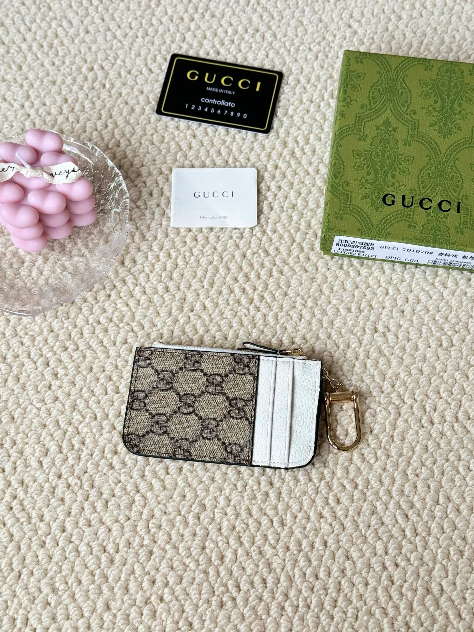 💰130 Gucci comes with box packaging and keychain card holder. The "Gucci March of Love" series has been updated to present multi-functional elements to interpret the brand's spirit of self-expression. Equipped with 3 card slots and a keychain hook, this model exudes a strong brand identity. Size: 12.5X7X1.5cm Number: 701070