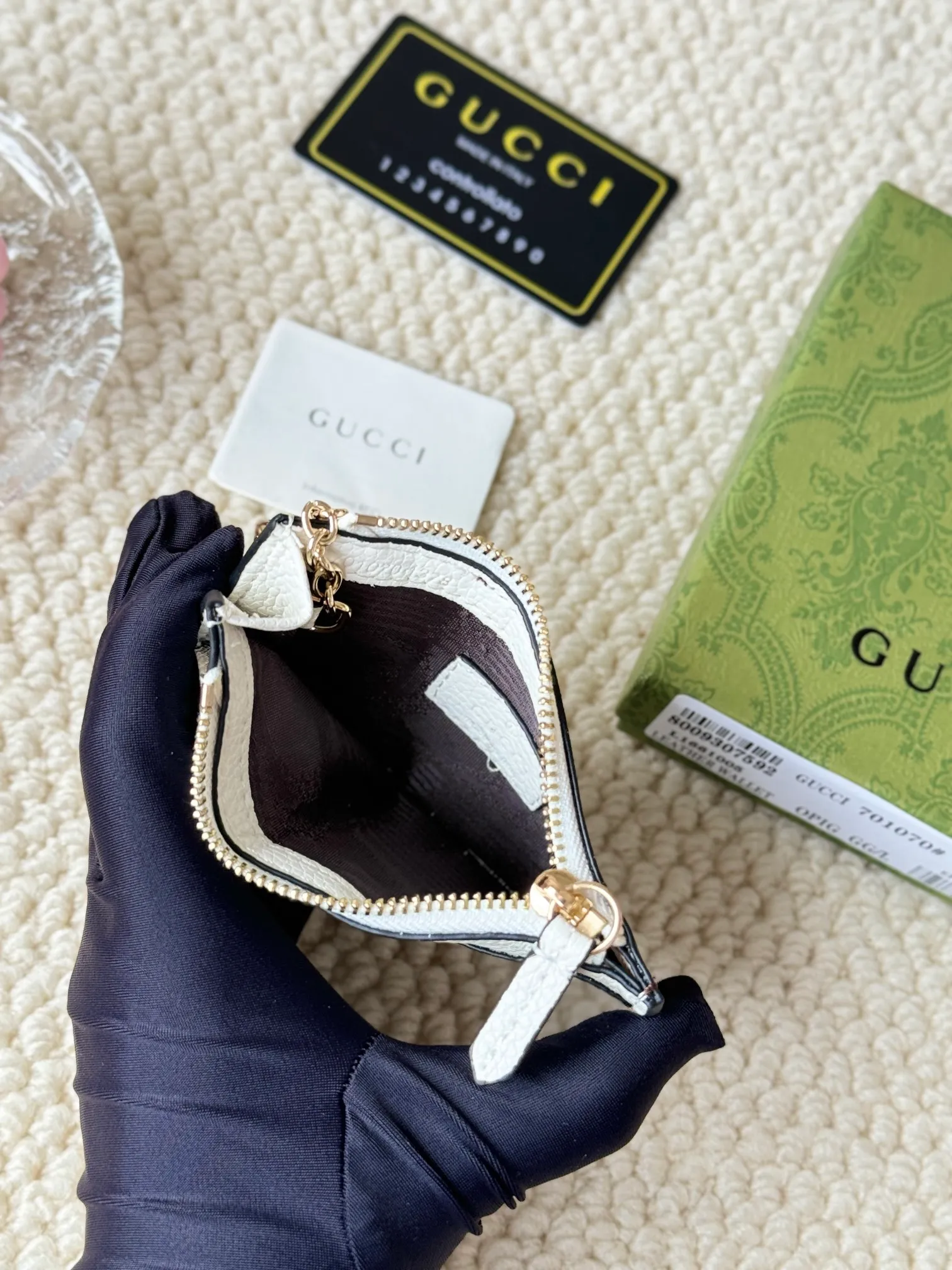 💰130 Gucci comes with box packaging and keychain card holder. The "Gucci March of Love" series has been updated to present multi-functional elements to interpret the brand's spirit of self-expression. Equipped with 3 card slots and a keychain hook, this model exudes a strong brand identity. Size: 12.5X7X1.5cm Number: 701070