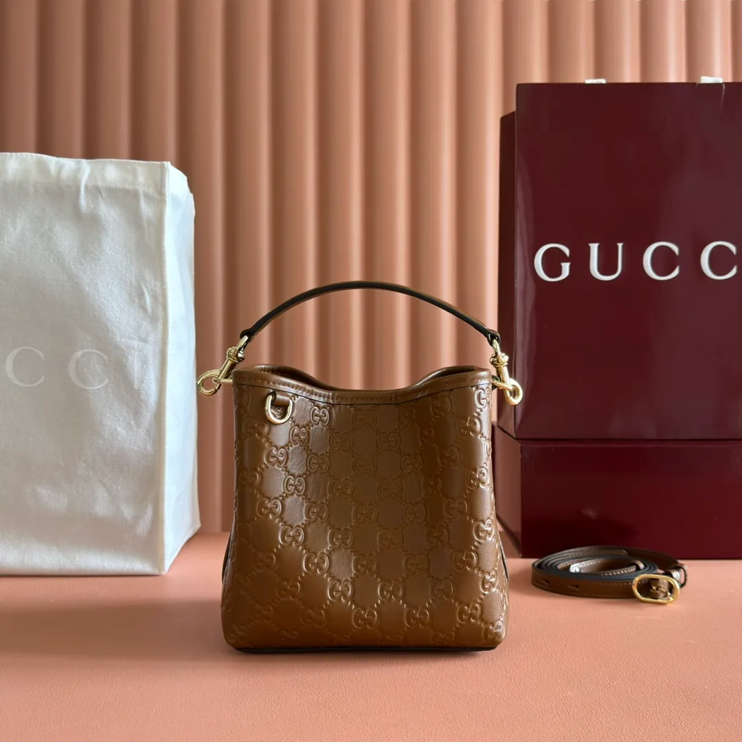p1140. 💋💋💋 Comes with a full set of original counter packaging [New Product] 2025 Autumn and Winter Series, the GG Emblem series reinterprets the brand's timeless elegance and exquisite craftsmanship. Lined in tonal cotton, this practical bucket bag features an internal compartment. Anchor red printed embossed GG calf leather Light gold-toned lining Anchor red cotton lining Top handle with hook closure (height: 14 cm) Additional D-ring for attaching detachable items Interior: two compartments and a central snap-stud compartment Removable and adjustable calfskin leather shoulder strap (height: 52 cm - 57.5 cm; length: 107 cm - 114 cm) Magnetic snap closure Ident No.: 815118. Dimensions: 19cm (W) x 18cm (H) x 11cm (D) Weight: Approx. 0.45kg Color: Anchor red embossed. Made in Italy