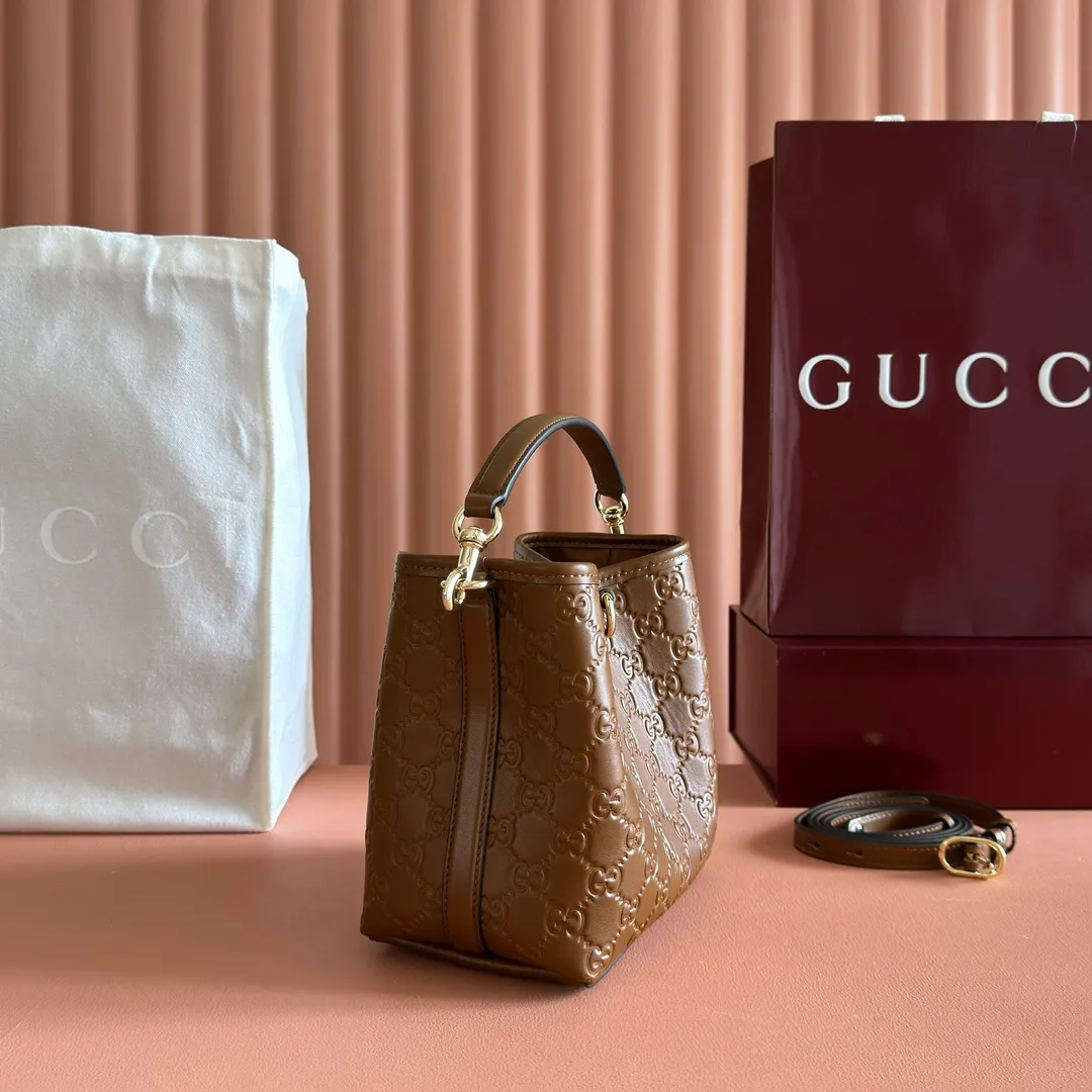 p1140. 💋💋💋 Comes with a full set of original counter packaging [New Product] 2025 Autumn and Winter Series, the GG Emblem series reinterprets the brand's timeless elegance and exquisite craftsmanship. Lined in tonal cotton, this practical bucket bag features an internal compartment. Anchor red printed embossed GG calf leather Light gold-toned lining Anchor red cotton lining Top handle with hook closure (height: 14 cm) Additional D-ring for attaching detachable items Interior: two compartments and a central snap-stud compartment Removable and adjustable calfskin leather shoulder strap (height: 52 cm - 57.5 cm; length: 107 cm - 114 cm) Magnetic snap closure Ident No.: 815118. Dimensions: 19cm (W) x 18cm (H) x 11cm (D) Weight: Approx. 0.45kg Color: Anchor red embossed. Made in Italy
