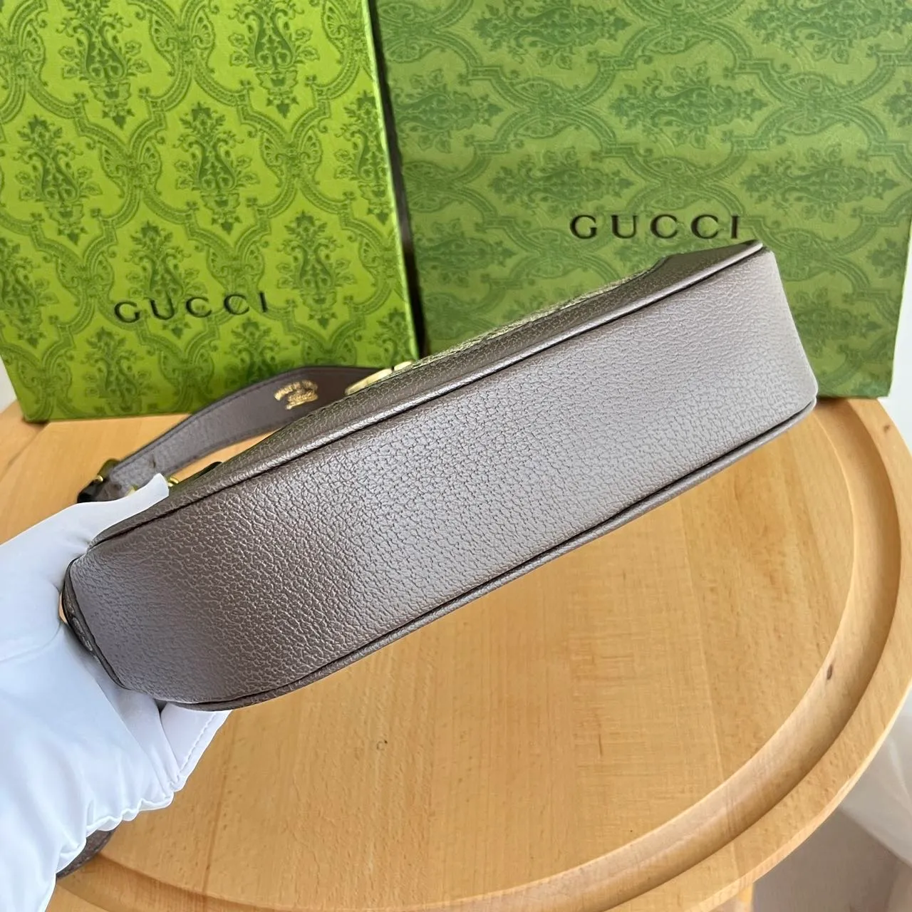 Actual shot #💰280 Style number: 731817 Presbyopia Size: 25✖️19✖️7cm Gucci’s new hobo crescent bag is here. There are 3 shoulder straps in total. It can be carried on one shoulder, across the body or under the arm. The solid color is super easy to match. The whole atmosphere is full.