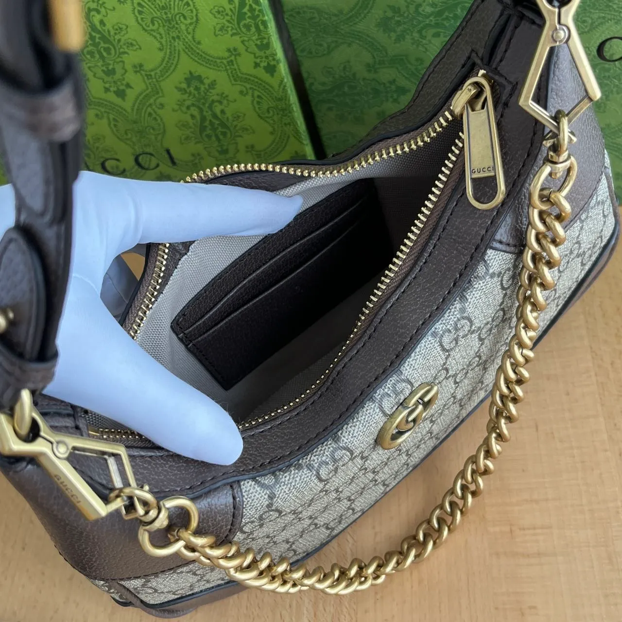 Actual shot #💰280 Style number: 731817 Presbyopia Size: 25✖️19✖️7cm Gucci’s new hobo crescent bag is here. There are 3 shoulder straps in total. It can be carried on one shoulder, across the body or under the arm. The solid color is super easy to match. The whole atmosphere is full.