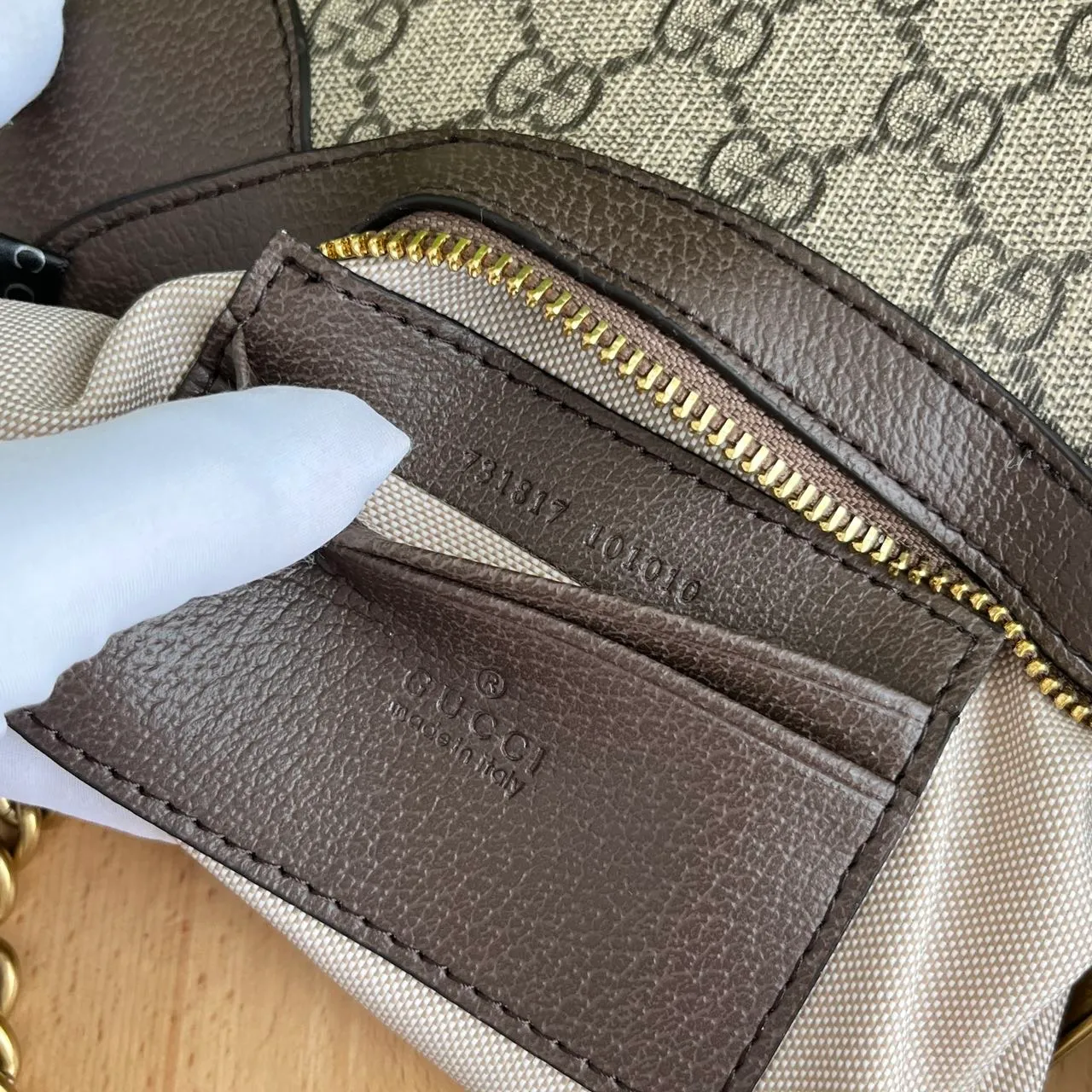 Actual shot #💰280 Style number: 731817 Presbyopia Size: 25✖️19✖️7cm Gucci’s new hobo crescent bag is here. There are 3 shoulder straps in total. It can be carried on one shoulder, across the body or under the arm. The solid color is super easy to match. The whole atmosphere is full.