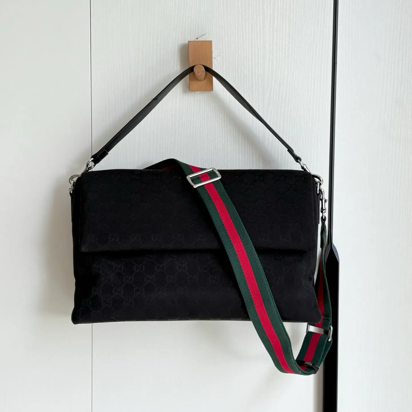 Upgraded version of real shot #💰340 Style number: 821616 Size: 36/25/12cm 2025 spring and summer series new canvas bag! It adopts a soft yet crisp shape and has a smooth texture. The magnetic flip-up closure is convenient and easy to use👍 The Gucci printed logo on the back and the matching magnetic buckle are exquisite and can protect the contents. The capacity is special🉑