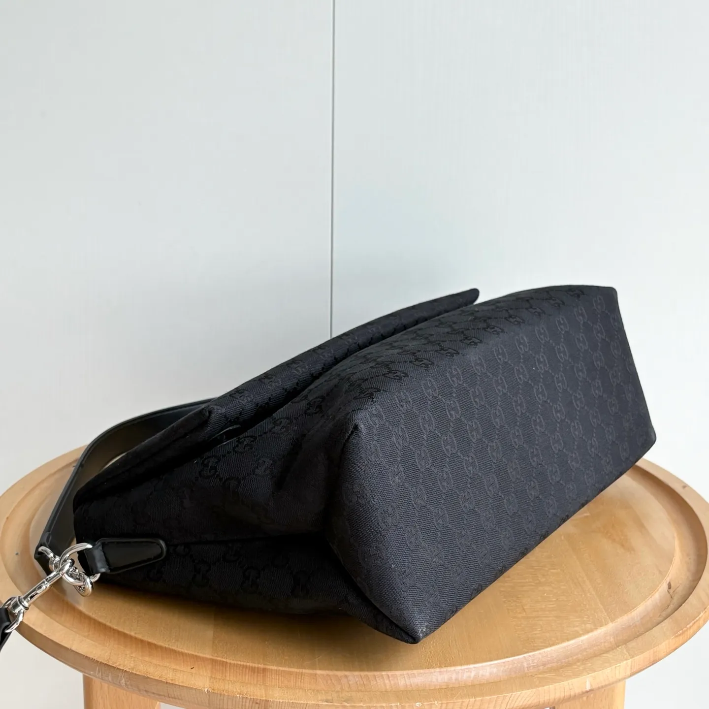 Upgraded version of real shot #💰340 Style number: 821616 Size: 36/25/12cm 2025 spring and summer series new canvas bag! It adopts a soft yet crisp shape and has a smooth texture. The magnetic flip-up closure is convenient and easy to use👍 The Gucci printed logo on the back and the matching magnetic buckle are exquisite and can protect the contents. The capacity is special🉑