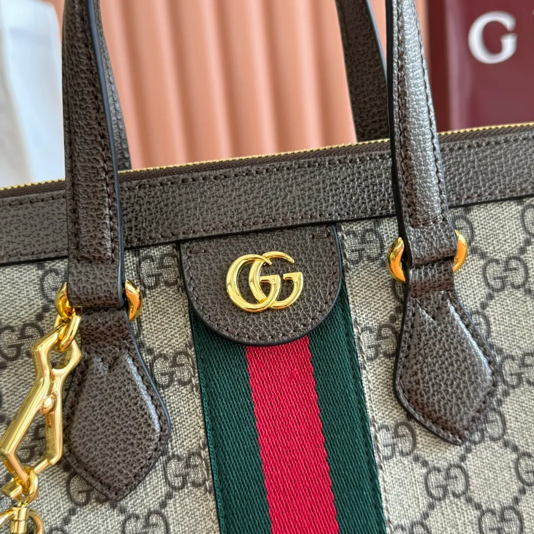 p1140. 📣📣📣【Original leather accessories🌈Full set of counter packaging】🔥🔥‼ G's new model is immersed in retro feelings, and its square shape is reminiscent of retro design. Made of GG Supreme high-grade man-made canvas, it is embellished with the brand's most distinctive classic elements such as red and green webbing, which pays homage to the brand's equestrian origins. Model: 524537. Dimensions: width 33*height 24.5*side width 17.5. Color: pvc/brown.