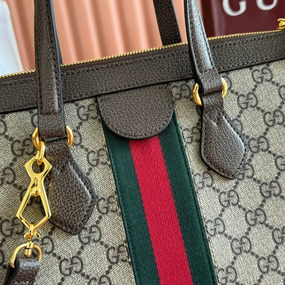 p1140. 📣📣📣【Original leather accessories🌈Full set of counter packaging】🔥🔥‼ G's new model is immersed in retro feelings, and its square shape is reminiscent of retro design. Made of GG Supreme high-grade man-made canvas, it is embellished with the brand's most distinctive classic elements such as red and green webbing, which pays homage to the brand's equestrian origins. Model: 524537. Dimensions: width 33*height 24.5*side width 17.5. Color: pvc/brown.