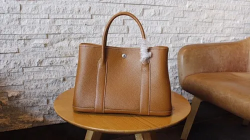 All categories Official website "Brand Women's Bags" Women's Bags 💙 Hermes 2022 Official New Hermès Cowhide Handbag Wholesale Small size 58003300 Large size 58003500 High quality Size: Small size 31-20-15CM Large size 36-24-17CM