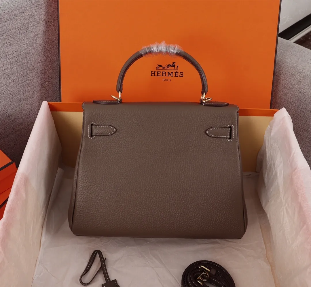 All Categories Official Website "Brand Women's Bags" Women's Bags 💙 Hermes Kelly Original Princess Bag (exclusive factory code) three sizes in stock. 25cm 58002700 28cm 58002900 32cm 58003200 Top configuration, original factory workmanship, original hardware, guaranteed to never fade, original calf leather outer