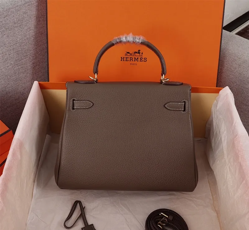 All Categories Official Website "Brand Women's Bags" Women's Bags 💙 Hermes Kelly Original Princess Bag (exclusive factory code) three sizes in stock. 25cm 58002700 28cm 58002900 32cm 58003200 Top configuration, original factory workmanship, original hardware, guaranteed to never fade, original calf leather outer
