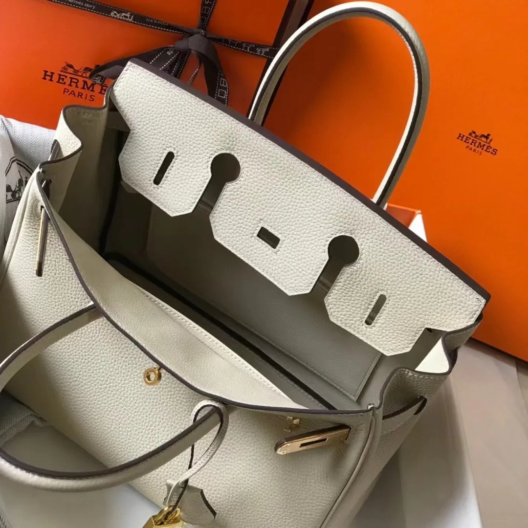 All Categories Official Website "Brand Women's Bags" Women's Bags 💙 Hermes (Platinum original single, new background) Hermès pebbled pattern 30cm 58003800 35cm 58004000 Imported first-layer calfskin 🏼No matter how small the details are, you can see them at a glance🏻Steel hardware, never fade🏻️➰We let the details speak for themselves