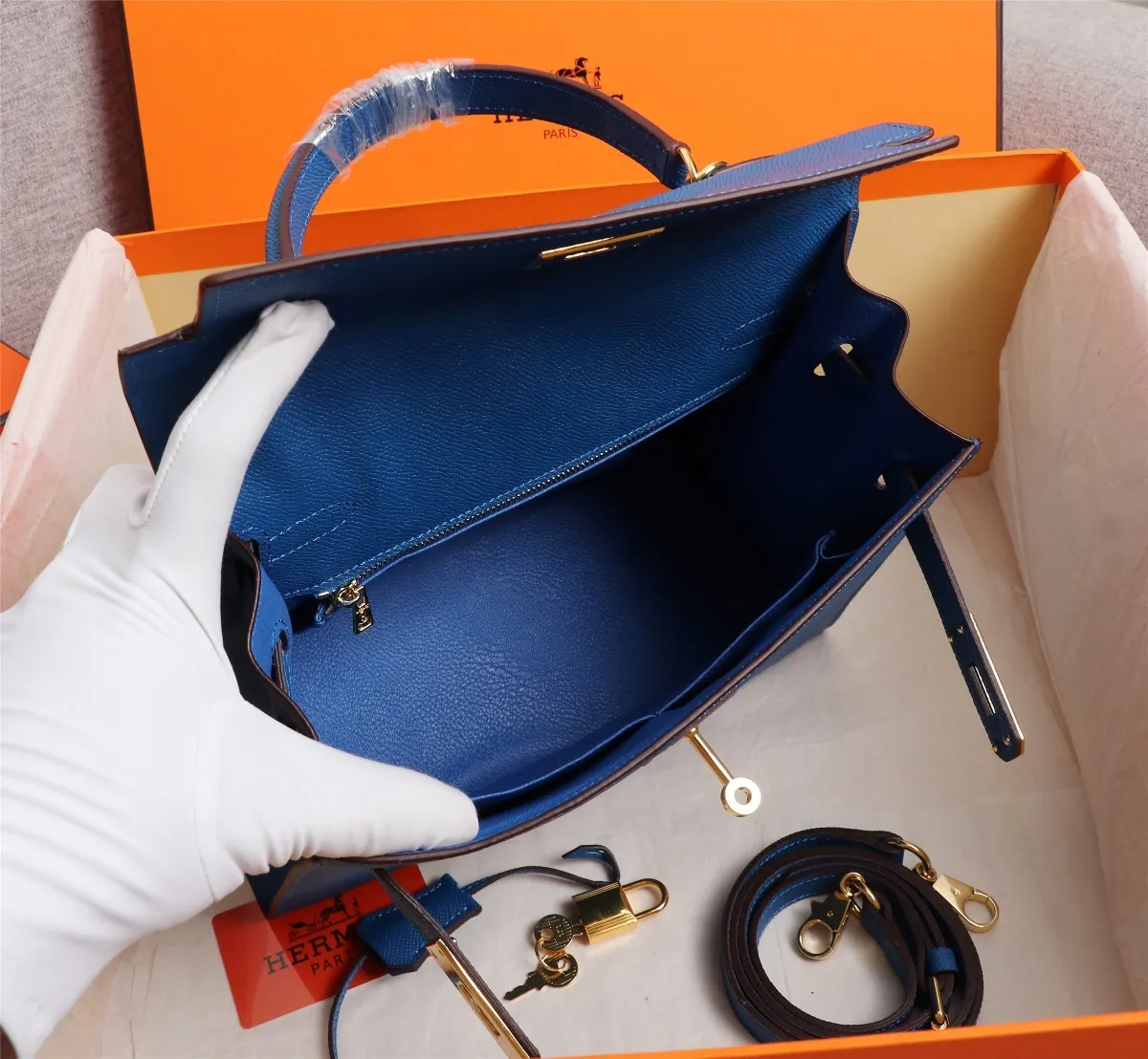 All Categories Official Website "Brand Women's Bags" Women's Bags 💙 Hermes 2022 official new Hermes women's hand-carrying cross-body dual-use bag wholesale cowhide palm print customization Large size 58002500 Medium size 58002300 Small size 58002300 High quality Size: Large size 28-22-10CM Medium size 25-17