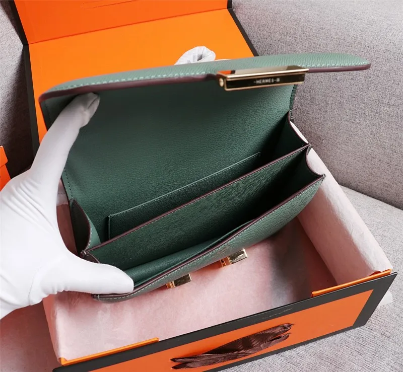 All categories Official website "Brand Women's Bags" Women's Bags 💙 Hermes 2022 Official New Hermès Women's Crossbody Bag Wholesale Genuine Epsom leather Pure steel silver-plated buckle Large size 58002500 Small size 58002300 High quality Size: Large size 22-6-17CM Small size 19-5-14.5CM