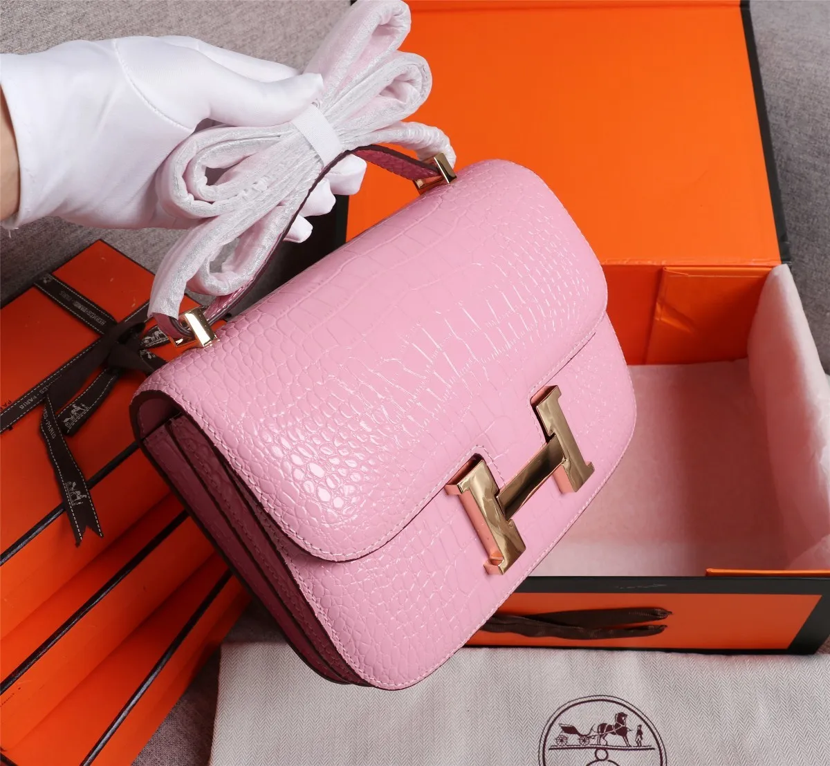 All Categories Official Website "Brand Women's Bags" Women's Bags 💙 Hermes Hermès Made in France - Constance stewardess bag ☣️Crocodile pattern pure steel plated hardware buckle Genuine leather source super good feel Accessories stainless steel laser logo perfect flip arc and three-dimensional sense High-end pure handmade customization 🔮Quality recommendation ‼ ️Size: 23-6-17
