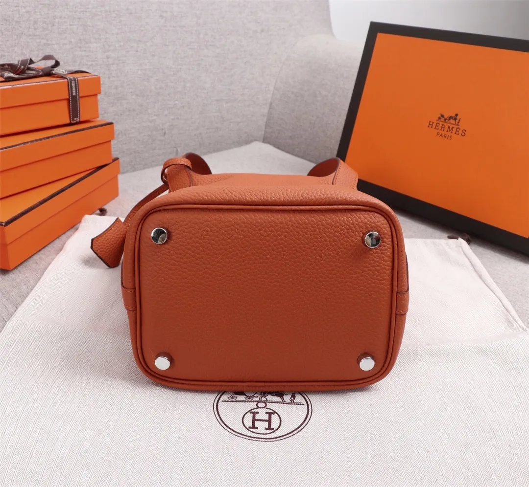 All Categories Official Website "Brand Women's Bags" Women's Bags 💙 Hermes Small Size 58002300 Large Size 58002500 We are all repeat customers. If you can only bring one bag when traveling, it must be the Hermès vegetable basket picotin... Reason: ️The bag shape is casual and elegant, and it can be easily matched with many clothes worn when traveling.