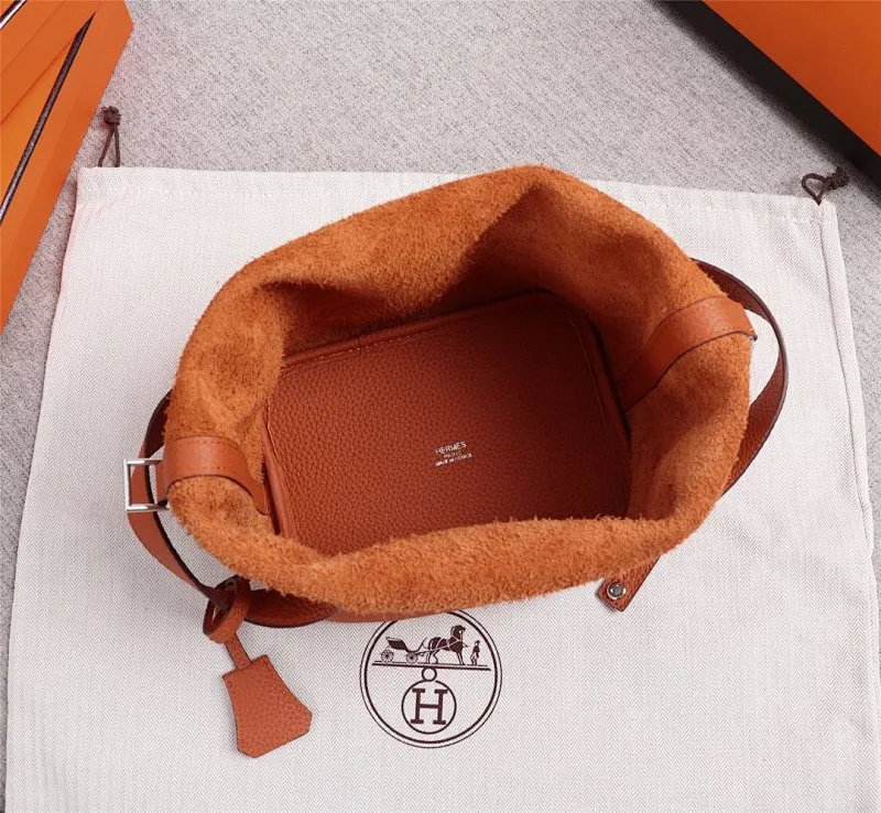 All Categories Official Website "Brand Women's Bags" Women's Bags 💙 Hermes Small Size 58002300 Large Size 58002500 We are all repeat customers. If you can only bring one bag when traveling, it must be the Hermès vegetable basket picotin... Reason: ️The bag shape is casual and elegant, and it can be easily matched with many clothes worn when traveling.