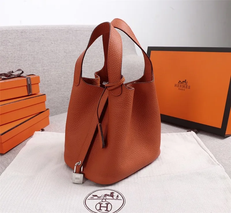 All Categories Official Website "Brand Women's Bags" Women's Bags 💙 Hermes Small Size 58002300 Large Size 58002500 We are all repeat customers. If you can only bring one bag when traveling, it must be the Hermès vegetable basket picotin... Reason: ️The bag shape is casual and elegant, and it can be easily matched with many clothes worn when traveling.