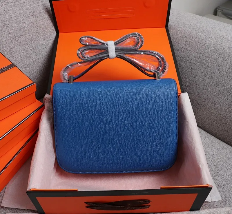 All categories Official website "Brand Women's Bags" Women's bags 💙 Hermes Hermès Made in France Large size 58002800 Small size 58002600 constance stewardess bag ☣️Genuine epsom leather pure steel silver-plated buckle Genuine leather source super good feel Accessories stainless steel laser logo perfect flip arc and three-dimensionality