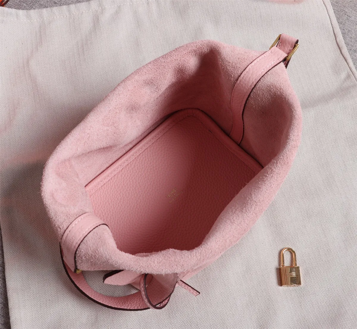All Categories Official Website "Brand Women's Bags" Women's Bags 💙 Hermes 2022 Official New Hermès Vegetable Basket Women's Hand Crossbody Two-Purpose Bag Wholesale Large Size 58002300 Small Size 58002200 High Quality Size: Large Size 22CM Small Size 18CM