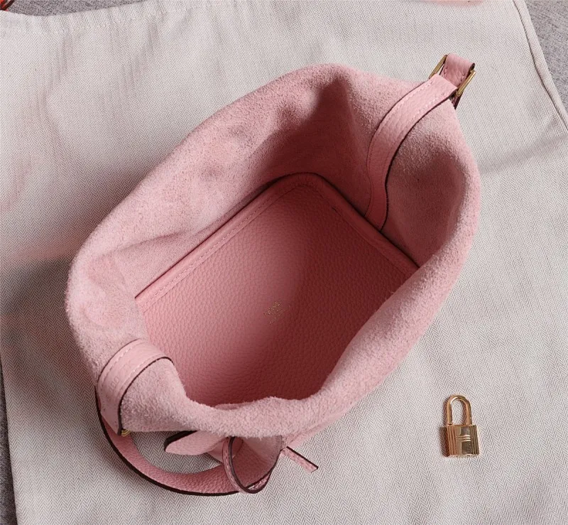 All Categories Official Website "Brand Women's Bags" Women's Bags 💙 Hermes 2022 Official New Hermès Vegetable Basket Women's Hand Crossbody Two-Purpose Bag Wholesale Large Size 58002300 Small Size 58002200 High Quality Size: Large Size 22CM Small Size 18CM