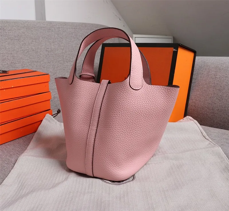All Categories Official Website "Brand Women's Bags" Women's Bags 💙 Hermes 2022 Official New Hermès Vegetable Basket Women's Hand Crossbody Two-Purpose Bag Wholesale Large Size 58002300 Small Size 58002200 High Quality Size: Large Size 22CM Small Size 18CM