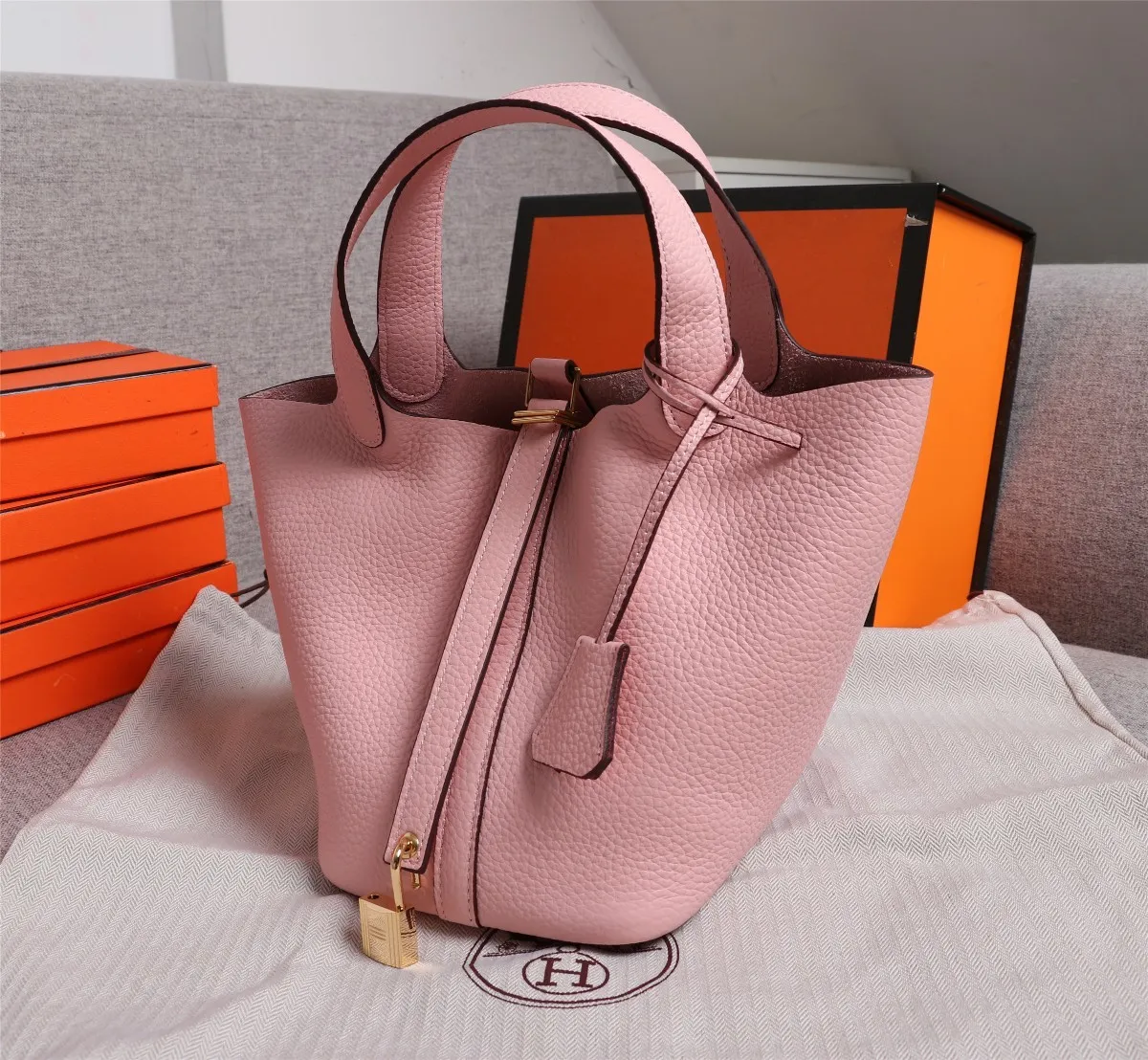 All Categories Official Website "Brand Women's Bags" Women's Bags 💙 Hermes 2022 Official New Hermès Vegetable Basket Women's Hand Crossbody Two-Purpose Bag Wholesale Large Size 58002300 Small Size 58002200 High Quality Size: Large Size 22CM Small Size 18CM