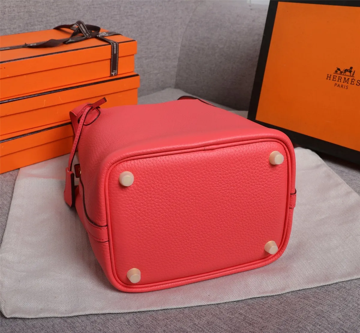 All Categories Official Website "Brand Women's Bags" Women's Bags 💙 Hermes Small Size 58002400 Large Size 58002600 We are all repeat customers. If you can only bring one bag when traveling, it must be the Hermès vegetable basket picotin... Reason: ️The bag shape is casual and elegant, and it can be easily matched with many clothes worn when traveling.
