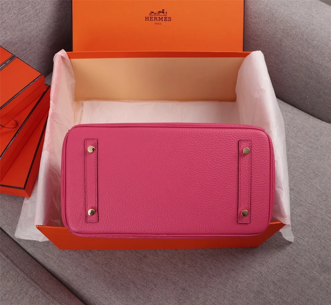 All Categories Official Website "Brand Women's Bags" Women's Bags 💙 Hermes (exclusive factory code, goat pattern inside) Hermès Hermès platinum first layer with lychee pattern, not common in the market, inside zipper puller, copper lock with logo, 25cm 58002800 30cm 58003000 35cm 58003200 五