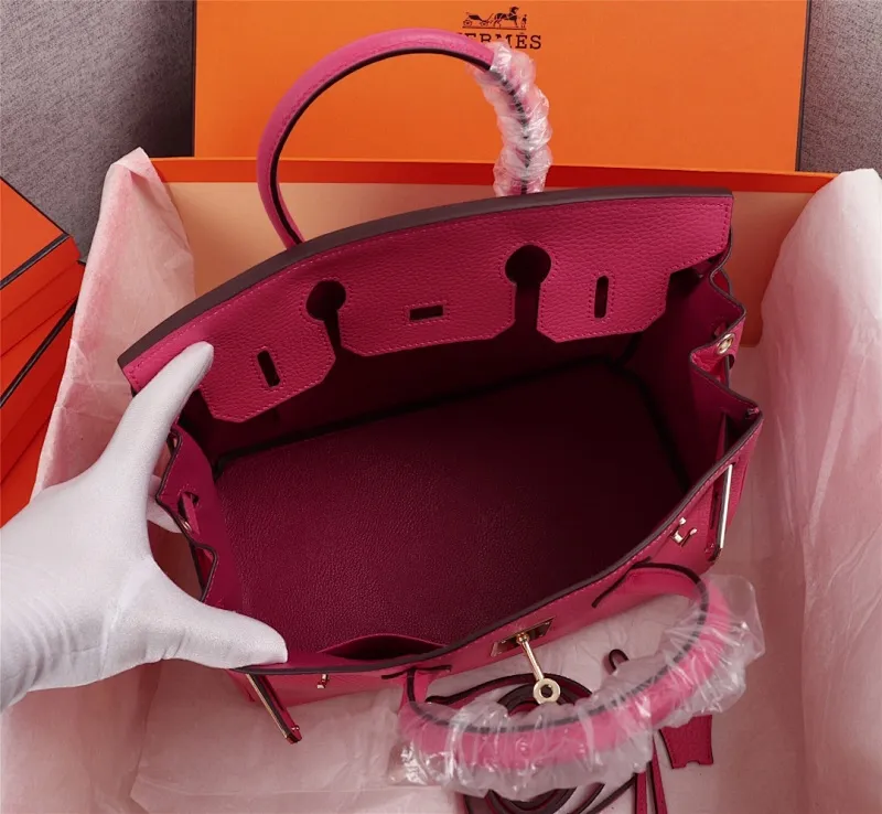 All Categories Official Website "Brand Women's Bags" Women's Bags 💙 Hermes (exclusive factory code, goat pattern inside) Hermès Hermès platinum first layer with lychee pattern, not common in the market, inside zipper puller, copper lock with logo, 25cm 58002800 30cm 58003000 35cm 58003200 五