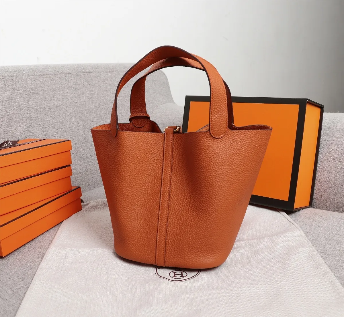All Categories Official Website "Brand Women's Bags" Women's Bags 💙 Hermes Small Size 58002400 Large Size 58002600 We are all repeat customers. If you can only bring one bag when traveling, it must be the Hermès vegetable basket picotin... Reason: ️The bag shape is casual and elegant, and it can be easily matched with many clothes worn when traveling.
