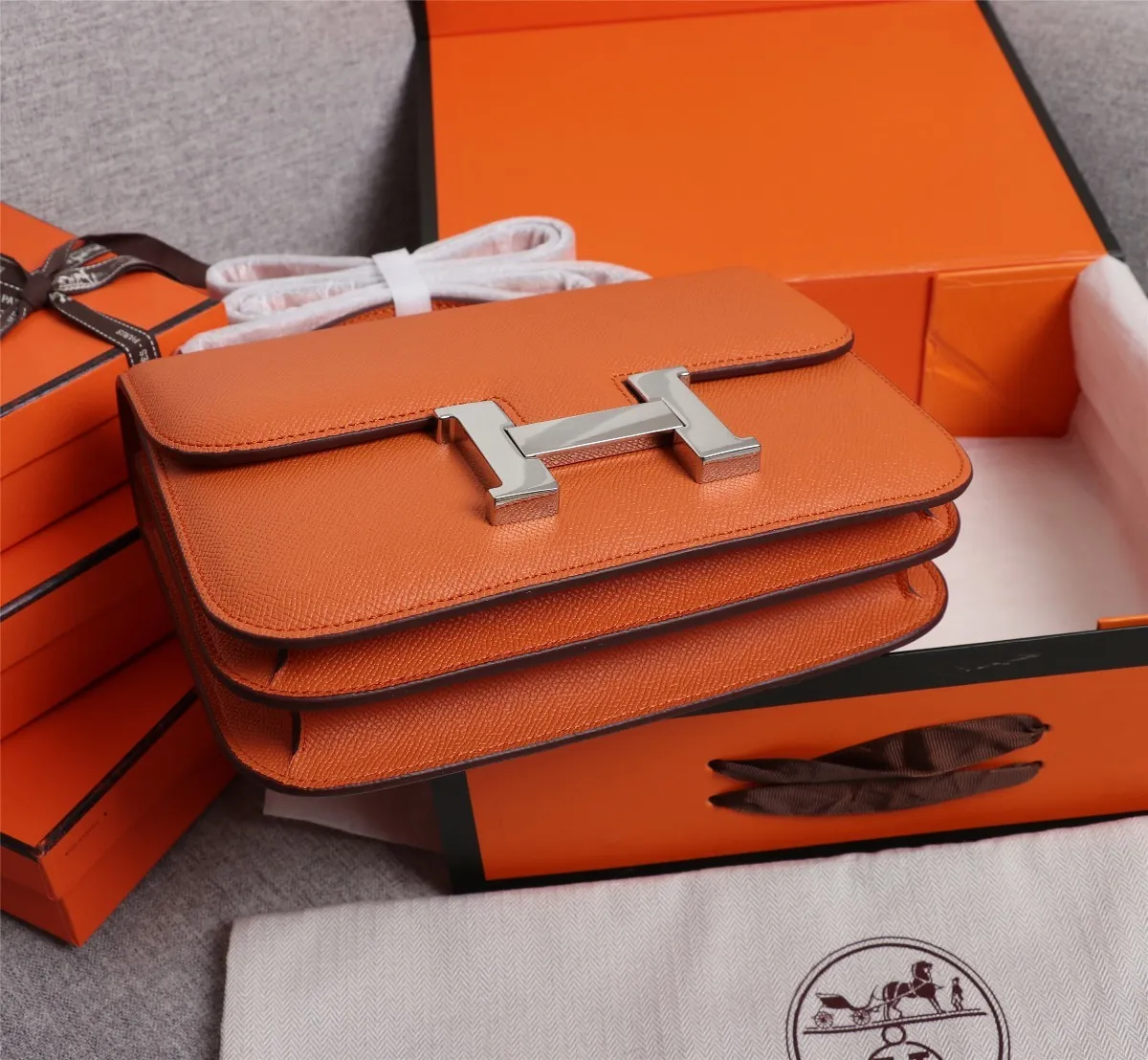 All categories Official website "Brand Women's Bags" Women's Bags 💙 Hermes 2022 Official New Hermès Women's Crossbody Bag Wholesale Genuine Epsom leather Pure steel silver-plated buckle Large size 58002500 Small size 58002300 High quality Size: Large size 22-6-17CM Small size 19-5-14.5CM